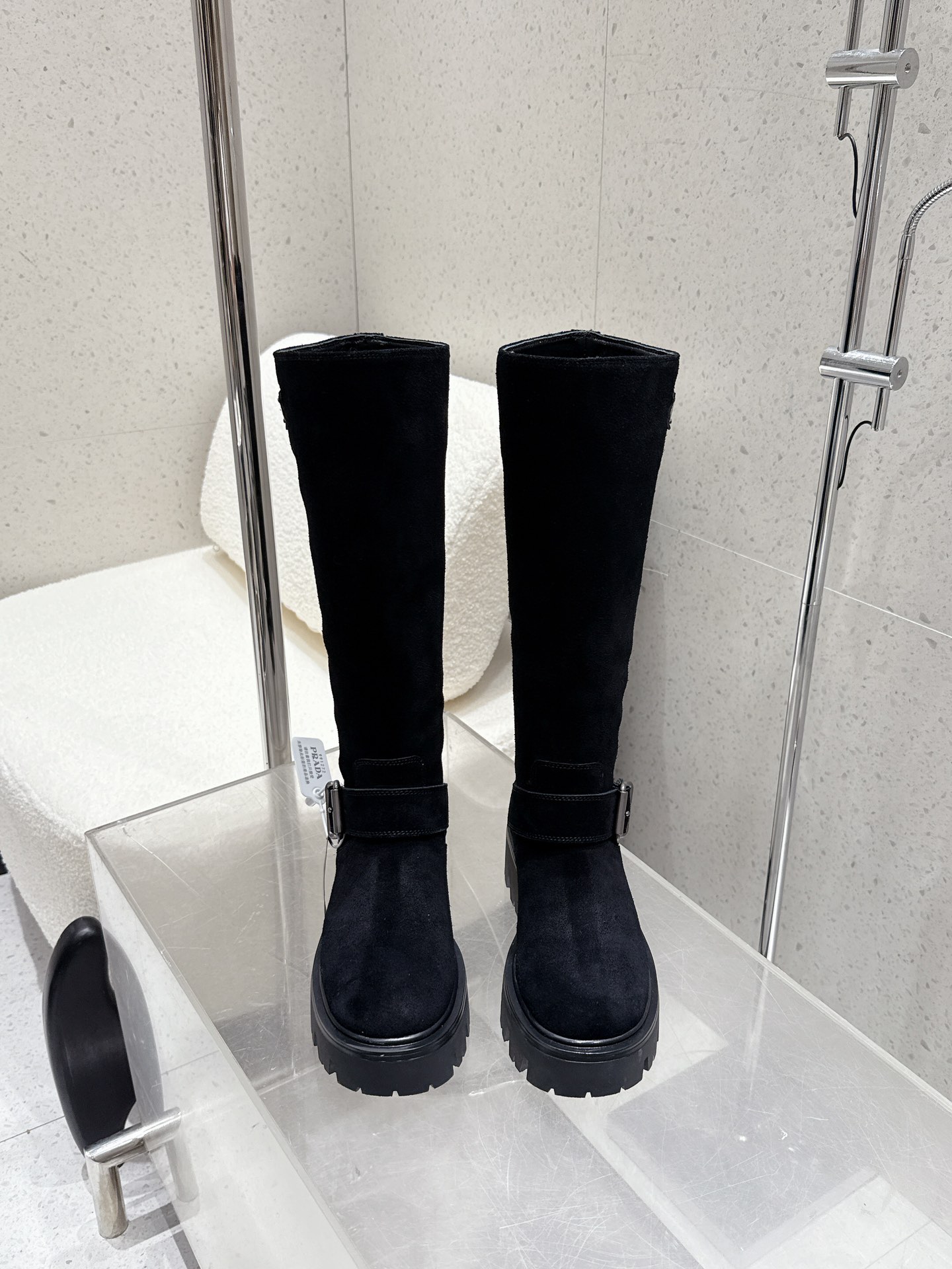 NO:512254,Top version Prada Prada latest triangle with belt buckle thick sole high boots, knight boots, a very durable model. Showcase high boots, original version, super positive, super classic and versatile, super durable, durable, but time-slimming artifact, simple and atmospheric. Upper polished calfskin, high mercerized beef reverse velvet, imported calfskin, large sole original outsole, size 35-40 [40.41 custom made], boots, prada, prada, boots, cowhide19860909顶级版本 Prada 普拉达 最新三角标搭配皮带扣厚底高筒靴 骑士靴 非常耐看的一款. 走秀款高筒靴 原版 版型超正 超经典百搭款 超级耐看 耐穿 不过时 瘦腿神器 简约大气. 鞋面擦色小牛皮 高丝光牛反绒 内里进口小牛皮 大底原版大底 码数35-40 [40.41订做],靴子,prada,prada,boots,cowhide,Women's Shoes