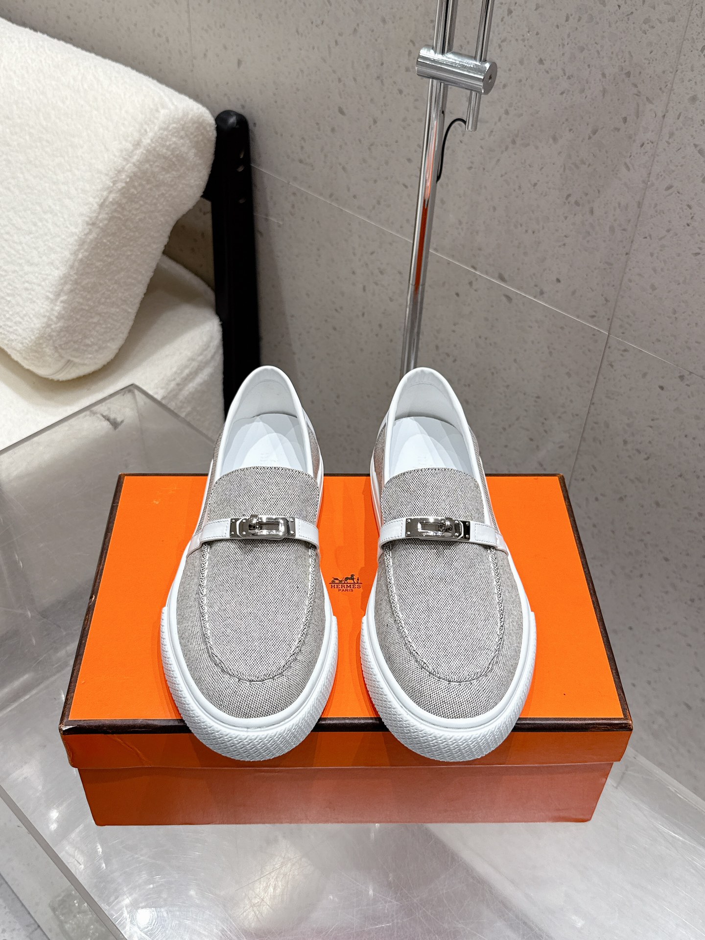 NO:512213,Men's Hermes H-H-Home Kelly Shoe Button Casual Love Shoes Online!  The highest version in the market!  Purchase level quality!  Aristocratic temperament!  The H family rarely produces flat casual shoes and is a style that is matched with classic palladium-plated Kelly shoe buckles!  Create a fashionable urban style, which reflects Hermes' noble and elegant style!  It seems simple but full of details, which are ordinary sneakers. With the Kelly buckle, it instantly beautiful!  Simple and versatile, comfortable feet, selected material and imported cowhide/cloth surface, inner lining + foot pad imported sheepskin, original mold opening custom sole, size 35-45 (female 40 custom made, male 45), loafers, hermes, hermes, loafers, sneakers, cowhide, sheepskin19860909男款  Hermes爱马仕 H家 Kelly鞋扣休闲乐福一脚蹬鞋上线！ 市场最高版本！代购级别品质！贵族气质！ H家族很少出平底休闲鞋而且是搭配经典镀钯Kelly鞋扣的款式！打造时尚都市造型,非常体现爱马仕高贵典雅风格！看似简单却细节满满本是平平凡凡的运动鞋 加上Kelly扣瞬间巨美！ 简洁超级百搭 脚感很舒服 选材面料进口牛皮/布面 内里+垫脚进口羊皮 原版开模定制大底 尺码35-45（女40 男45定做）,乐福鞋,hermes,hermes,loafers,sneakers,cowhide,sheepskin,Women's Shoes