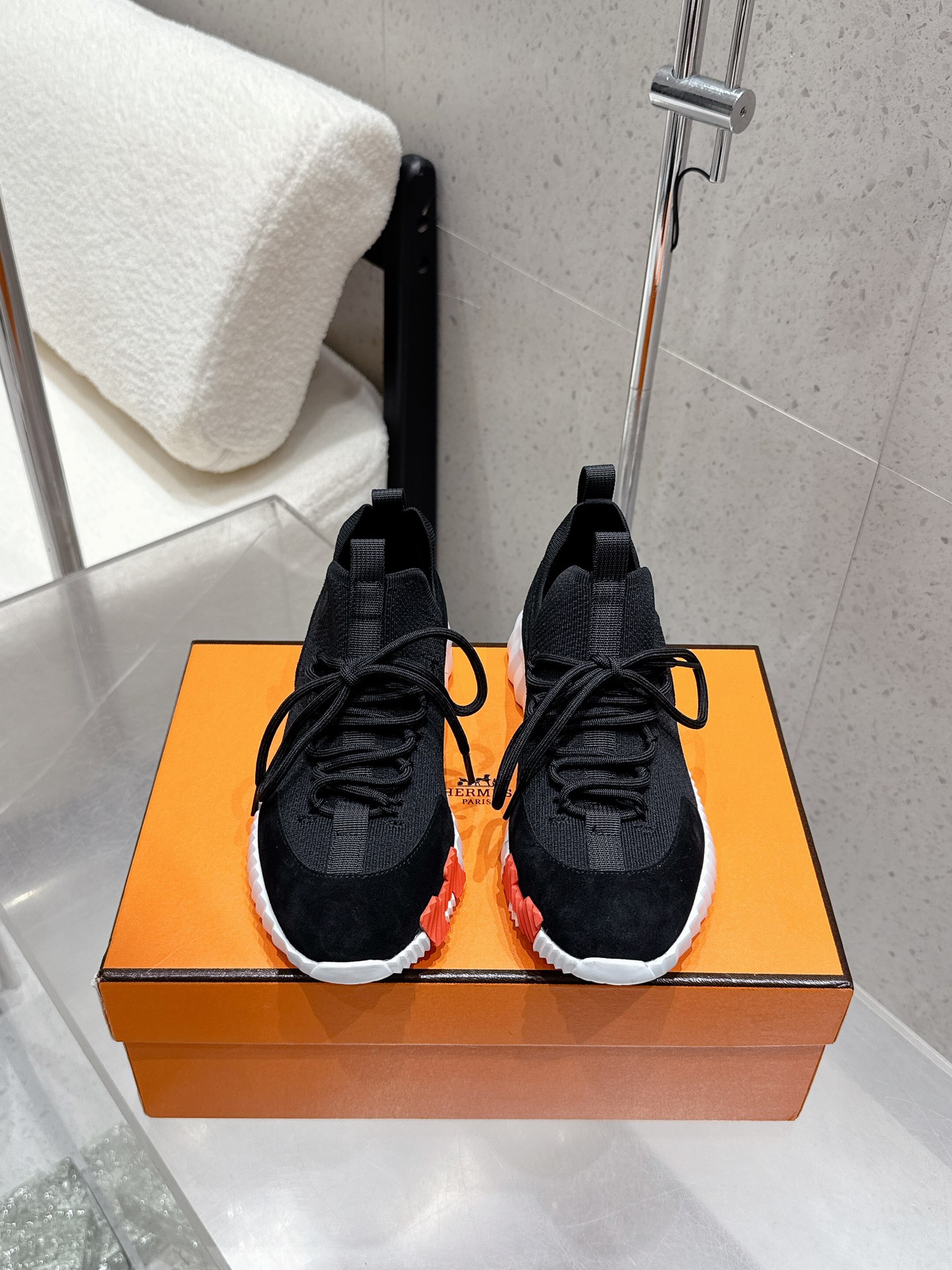 NO:558859,The top version of Hermes, new cowhide and mesh lace-up white shoes for couples, casual sports shoes, two-color couples, is very light in weight and very comfortable for daily wear, so just buy it!  The color scheme is also very cool, low-key yet eye-catching!  Knitted and calf leather are free of laces. The lightweight sole is decorated with contrasting patterns to create a versatile urban style. Upper: calf leather with customized mesh. Lambskin lining. Outsole is ultra-light TPU·rubber; two-color molded outsole. Ultra-high quality control·fine workmanship: highlights (high-end·luxury·grade) Height increase: 3.5cm Size: 35-45 (female 40  Men's 45 (customized), casual shoes/sports shoes, hermes, hermes, sneakers, cowhide, sheepskin19860909顶级版本 Hermes 爱马仕 新款牛皮拼网面系带情侣款小白鞋 休闲运动鞋双色情侣款 本身重量很轻,日常穿着很舒服,买就对了！配色也很绝 低调又抢眼！ 针织和小牛皮免系带. 轻盈鞋底装饰撞色图案,打造百搭都市风格. 鞋面: 小牛皮搭配定制网面 内里垫脚小羊皮 大底超轻tpu·橡胶;双色成型大底 超高品控·做工精细:凸显(高端·贵气·档次) 增高: 3.5cm 尺码: 35-45（女40 男45定做）,休闲鞋/运动鞋,hermes,hermes,sneakers,cowhide,sheepskin,Women's Shoes