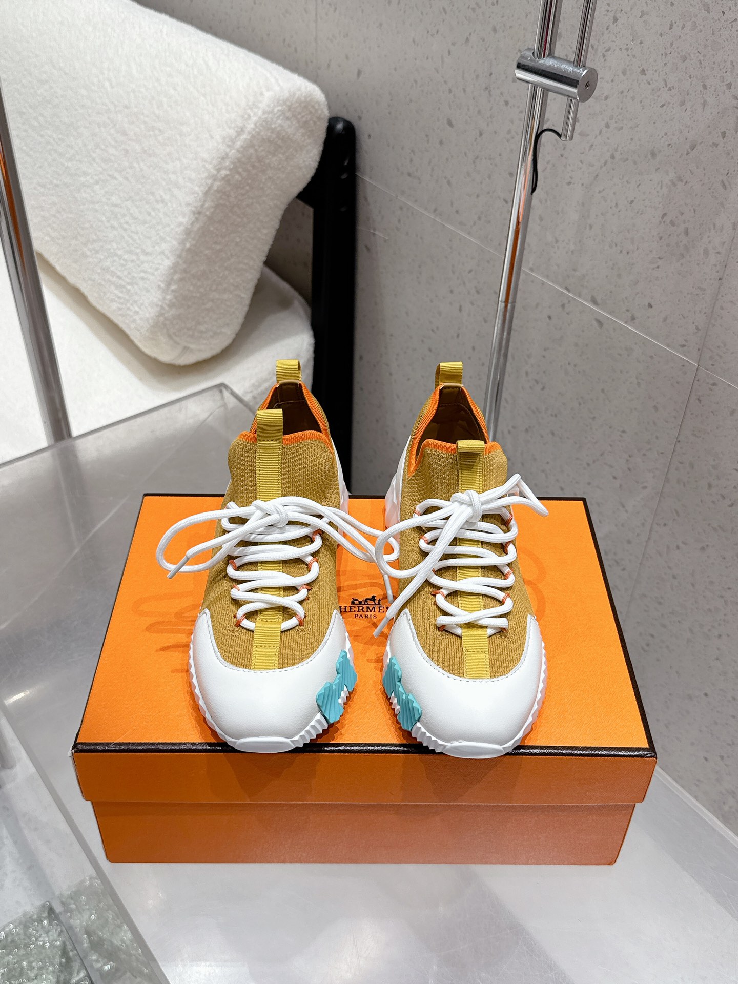 NO:558861,The top version of Hermes, new cowhide and mesh lace-up white shoes for couples, casual sports shoes, two-color couples, is very light in weight and very comfortable for daily wear, so just buy it!  The color scheme is also very cool, low-key yet eye-catching!  Knitted and calf leather are free of laces. The lightweight sole is decorated with contrasting patterns to create a versatile urban style. Upper: calf leather with customized mesh. Lambskin lining. Outsole is ultra-light TPU·rubber; two-color molded outsole. Ultra-high quality control·fine workmanship: highlights (high-end·luxury·grade) Height increase: 3.5cm Size: 35-45 (female 40  Men's 45 (customized), casual shoes/sports shoes, hermes, hermes, sneakers, cowhide, sheepskin19860909顶级版本 Hermes 爱马仕 新款牛皮拼网面系带情侣款小白鞋 休闲运动鞋 双色情侣款 本身重量很轻,日常穿着很舒服,买就对了！配色也很绝 低调又抢眼！ 针织和小牛皮免系带. 轻盈鞋底装饰撞色图案,打造百搭都市风格. 鞋面: 小牛皮搭配定制网面 内里垫脚小羊皮 大底超轻tpu·橡胶;双色成型大底 超高品控·做工精细:凸显(高端·贵气·档次) 增高: 3.5cm 尺码: 35-45（女40 男45定做）,休闲鞋/运动鞋,hermes,hermes,sneakers,cowhide,sheepskin,Women's Shoes