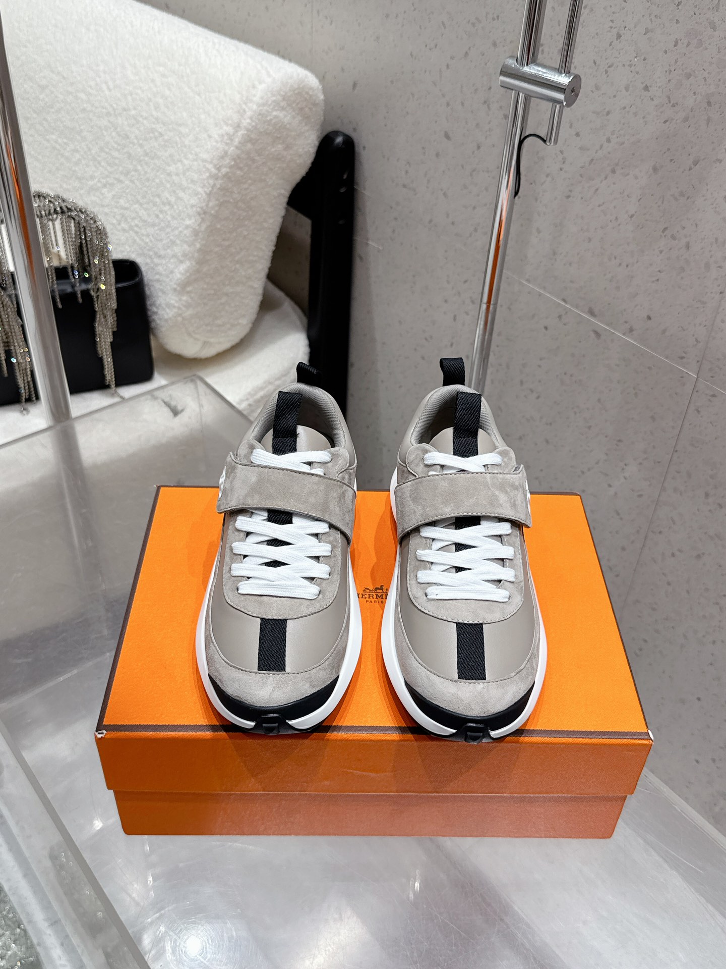 NO:512211,Purchase grade Men's 10 25ss Hermes New products H Home Couple model Thick-soled heightened casual sneakers Using imported cowhide Imported suede High-quality cotton Sporty and fashionable upper full circle top layer calfskin without breaking atmospheric luxury Customized Double lifting design Outsole adopts foam shock absorbing midsole + TPU film double-layer combination Casual sports Fashion and versatile Super comfortable on the foot Size35-45 (Female 40 Men's 45 custom made without return), casual shoes/sports shoes, hermes, hermes, sneakers, cowhide, chamois leather19860909代购级 男款10 25ss Hermes 爱马仕 新品 H家 情侣款 厚底增高休闲运动鞋 采用进口牛皮 进口麂皮 优质棉布 运动时尚鞋面整圈头层小牛皮无断接大气奢华 定制 双提环设计 大底采用发泡减震中底+TPU底片双层组合 休闲运动 时尚百搭 上脚超级舒适 Size35-45（女40 男45订做不退换）,休闲鞋/运动鞋,hermes,hermes,sneakers,cowhide,chamois leather,Women's Shoes