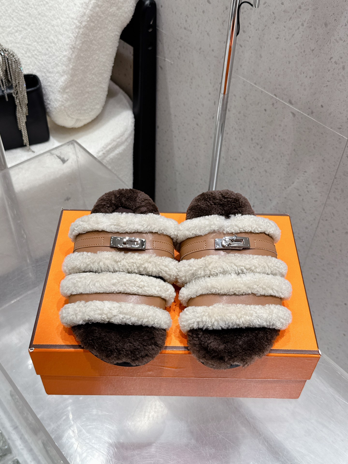 Sandales d'hiver Kelly d'Hermès en peau de mouton et cuir, confort et élégance