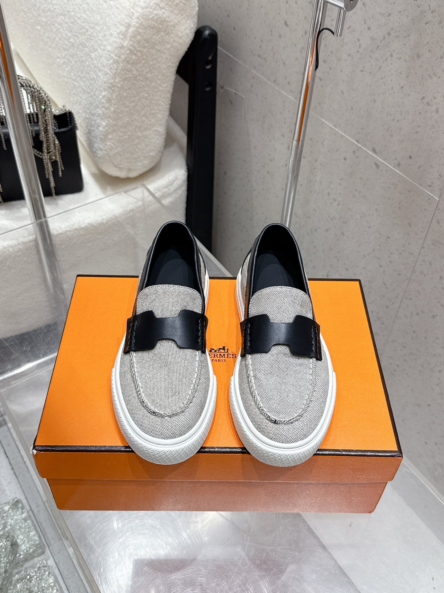 NO:512224,Purchase grade couple style cloth men 10 Hermes H home Game kelly buckle thick sole loafers Calf leather loafer style lace-free casual sneakers, paired with functional palladium-plated Kelly shoe buckles. Original custom Kelly shoe buckles Custom imported calfskin/palm cowhide/yangjing/sheepskin inner original open mold outsole Size#35-45 (for women 40 men 45 custom), loafers, hermes, hermes, loafers, sneakers, cowhide, sheepskin, sheep19860909代购级 情侣款 布面 男10 Hermes 爱马仕 H家 Game kelly扣厚底乐福鞋 小牛皮乐福鞋风格免系带休闲运动鞋,搭配功能性镀钯Kelly鞋扣. 原版定制Kelly鞋扣 定制进口小牛皮/掌纹牛皮/羊京/羊皮内里 原版开模大底 Size#35-45（女40 男45 定做）,乐福鞋,hermes,hermes,loafers,sneakers,cowhide,sheepskin,sheep,Women's Shoes