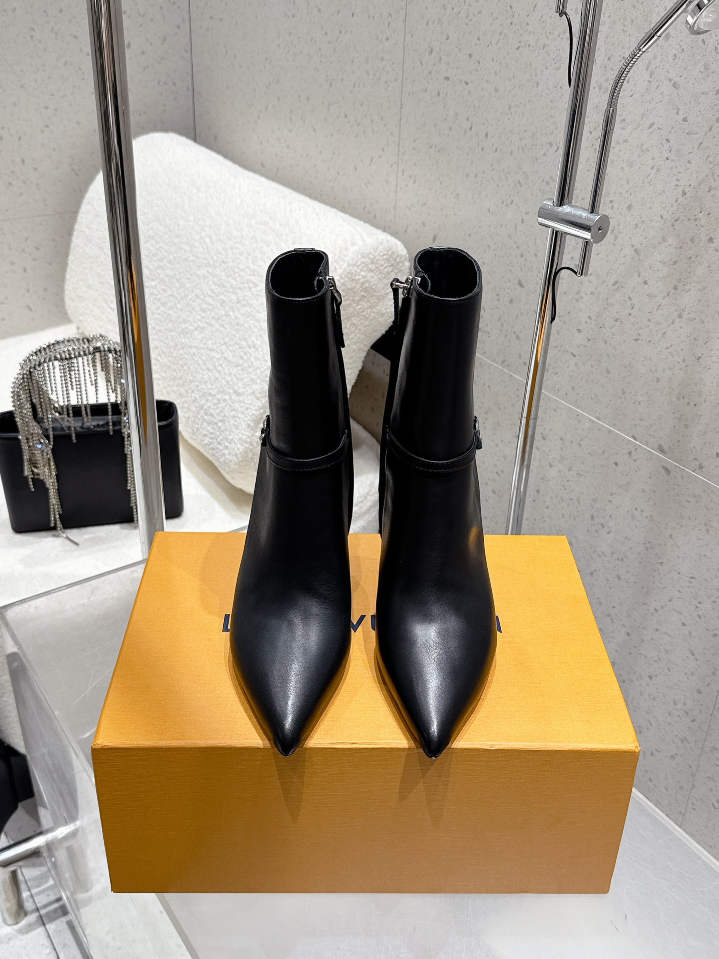 NO:561521,Louis vuitton 25ss new autumn and winter style LV pointed toe high heel side zipper short boots, bare boots, upper calfskin/presbyopia leather, lining sheepskin, sole Italian leather outsole, heel height 8cm, size 35-39 (40.41 custom made, non-returnable), boots, louis vuitton, louis vuitton, boots, cowhide, sheepskin, Leather soles19860909Louis vuitton 25ss秋冬新款 LV尖头高跟侧拉链短靴 裸靴 鞋面小牛皮/老花皮 内里垫脚羊皮 鞋底意大利真皮大底 跟高8cm 码数35-39（40.41定做不退换）,靴子,louis vuitton,louis vuitton,boots,cowhide,sheepskin,Leather soles,Women's Shoes