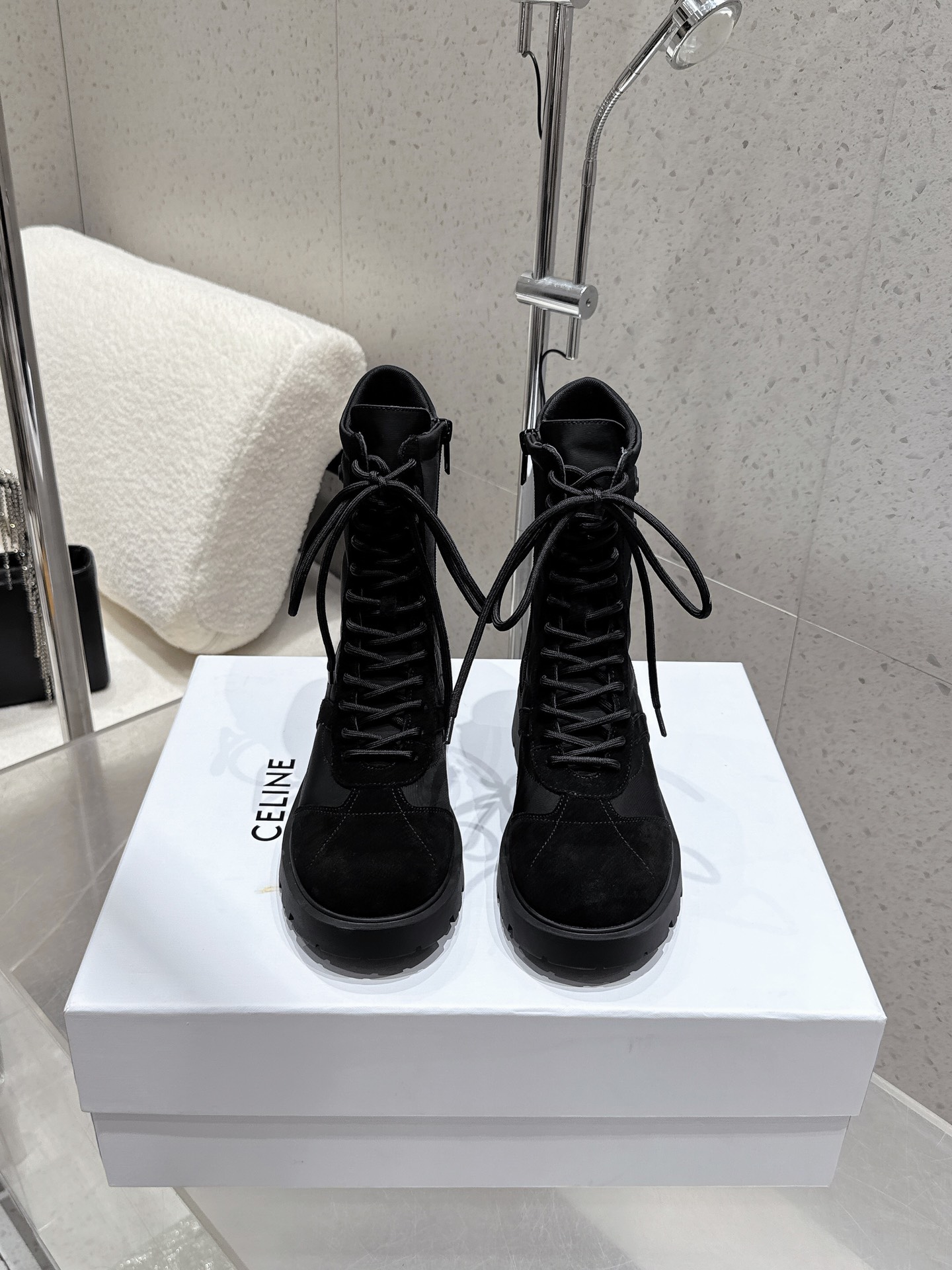 NO:561516,High version of Celine Celine's most popular Martin boots in autumn and winter. The most popular Martin boots of the year. A perfect item for slimming and heightening. Original purchase and development. All details are correct. Original customized fabric. Cowhide leather lining. Original outsole. Size: 35-40 (custom-made for 40, non-refundable), boots, celine, celine, boots, cowhide19860909高版本Celine 赛琳 秋冬爆款马丁靴 年度人手一双的马丁靴 显瘦增高满分单品 原版购入开发 所有细节无差 原版定制布料 牛皮面牛皮内里 原版大底 码数35-40（40定做不退换）,靴子,celine,celine,boots,cowhide,Women's Shoes