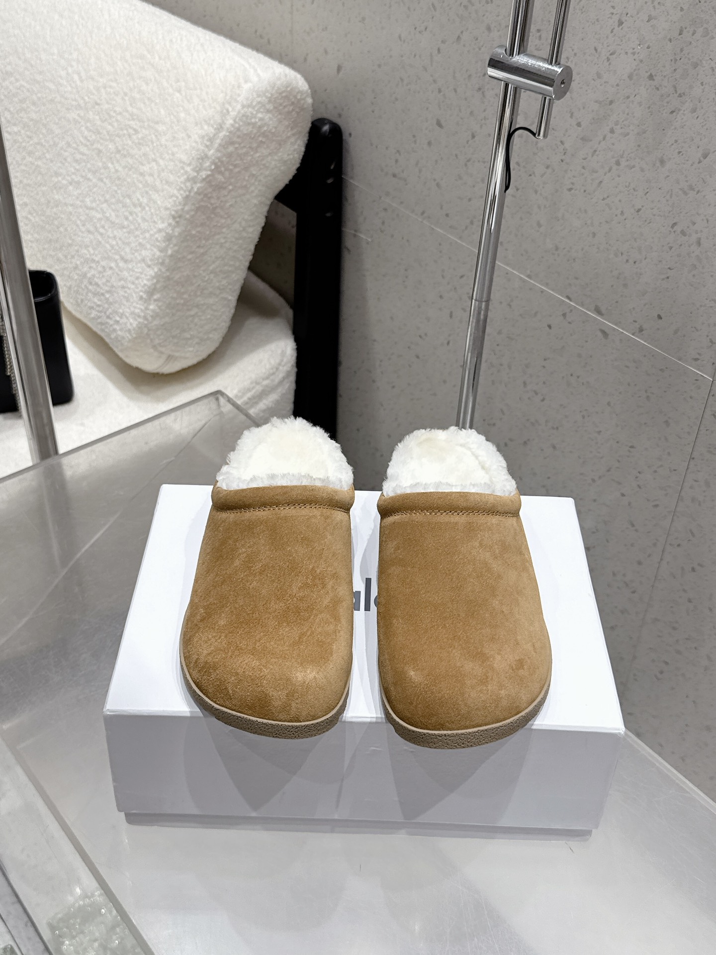 NO:561511,alo 2025 new autumn and winter Birken wool slippers. They are cute and fashionable. They lengthen the legs. They are surprisingly warm and really make me unable to extricate myself. They are so cute ~ The fluffy wool is imported from Europe. Grade A wool. The upper is suede. The lining is wool. The original outsole is wear-resistant and non-slip. The code number is 35-40 (40 is custom-made and cannot be returned or exchanged). Half-slip fur shoes, slippers19860909alo 2025秋冬新款博肯羊毛拖鞋 巨显可爱和时髦,拉长腿一绝,出奇的暖和真的是让我无法自拔真太可爱了～ 毛茸茸的羊毛是选用欧洲进口A级羊毛 鞋面牛反绒 内里羊毛 大底原版大底耐磨防滑 码数35-40（40 定做不退不换）,半拖毛毛鞋,slippers,Women's Shoes