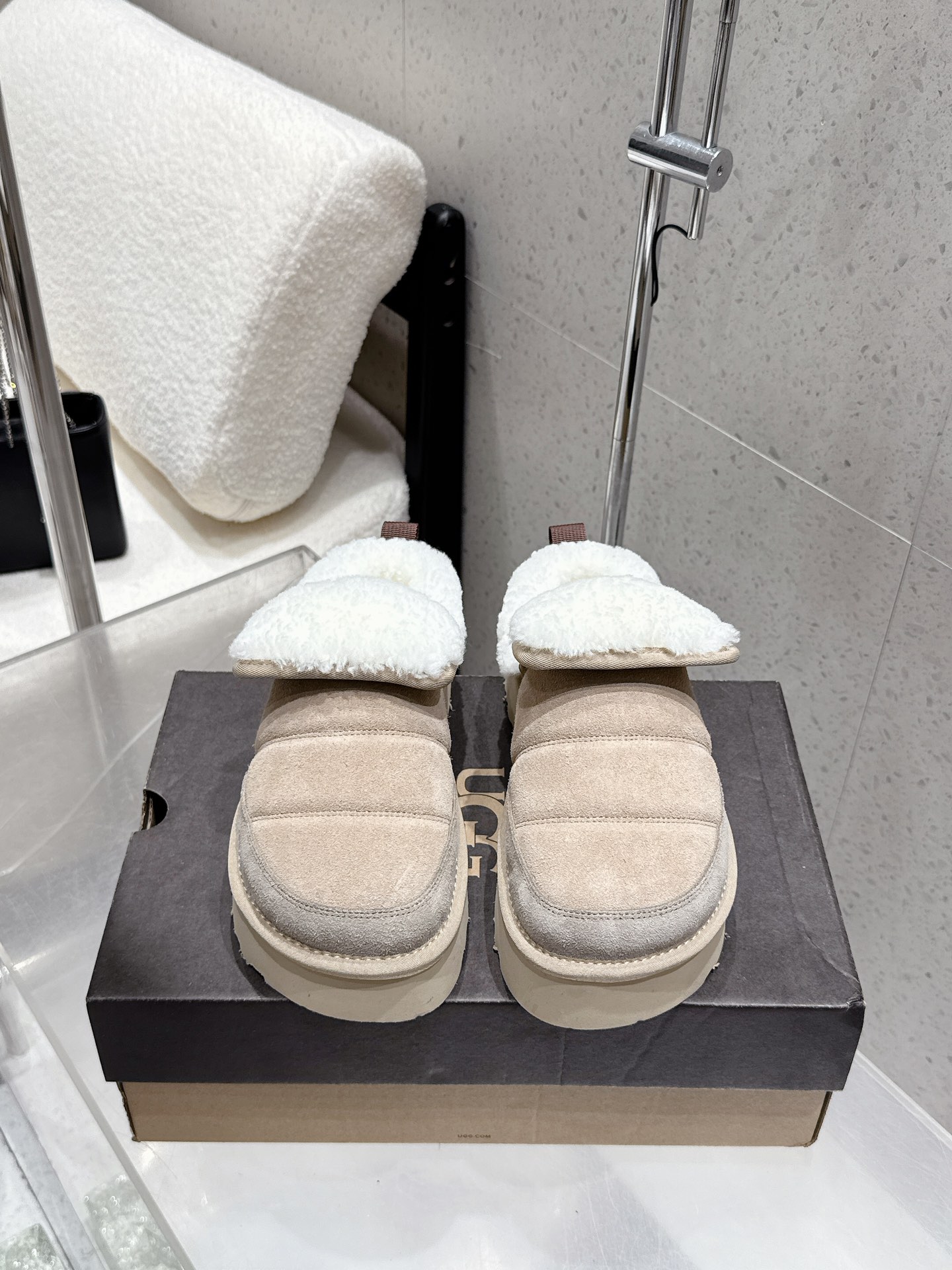 NO:561506,UGG's new celebrity color-blocked thick-soled fur slippers, half slippers, short boots, snow boots, wool lining, excellent thermal insulation, wear-resistant rubber soles, better shoe grip. Owning this pair of UGG will keep your little feet warm and comfortable in the cold winter. Size 35-40, half slippers, boots, slippers19860909UGG 新款明星同款拼色厚底毛毛拖鞋 半拖 短靴 雪地靴 内里羊毛一体 保暖性能卓越 耐磨橡胶底 鞋子抓地力更好 拥有这一双UGG 让小脚丫在寒冷冬日始终温暖舒适. size35-40,半拖毛毛鞋,boots,slippers,Women's Shoes