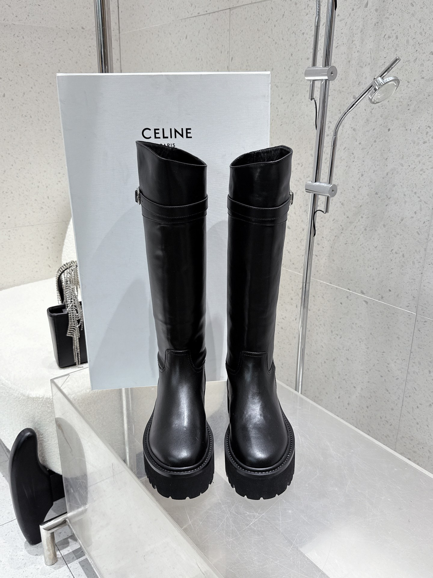 NO:561540,Celine Celine's new autumn and winter styles, knight boots, long boots, high boots. Celine really has a lot of good-looking styles this season. For example, these long boots are very motorcycle style. The emphasis is on the design of the boot shaft. It does not choose the leg shape at all. The top of the foot can make the legs longer in seconds. It is super slim and versatile!  Absolutely perfect. Imported cowhide for the upper, imported sheepskin for the lining, and original lightweight outsole with genuine leather edges. Size#35-41 (customized for 40 and 41), boots, celine, celine, boots, cowhide, sheepskin19860909Celine 赛琳 秋冬新款 骑士靴 长靴 高靴 思琳这一季好看的款式真的是很多 比如这款长靴就很机车风 重点夸夸靴筒设计 完全不挑腿型 上脚秒变大长腿,超级显瘦又百搭！简直绝绝子了 鞋面进口牛皮 内里进口羊皮 大底真皮沿边原版轻质大底 Size#35-41（40 41定做）,靴子,celine,celine,boots,cowhide,sheepskin,Women's Shoes