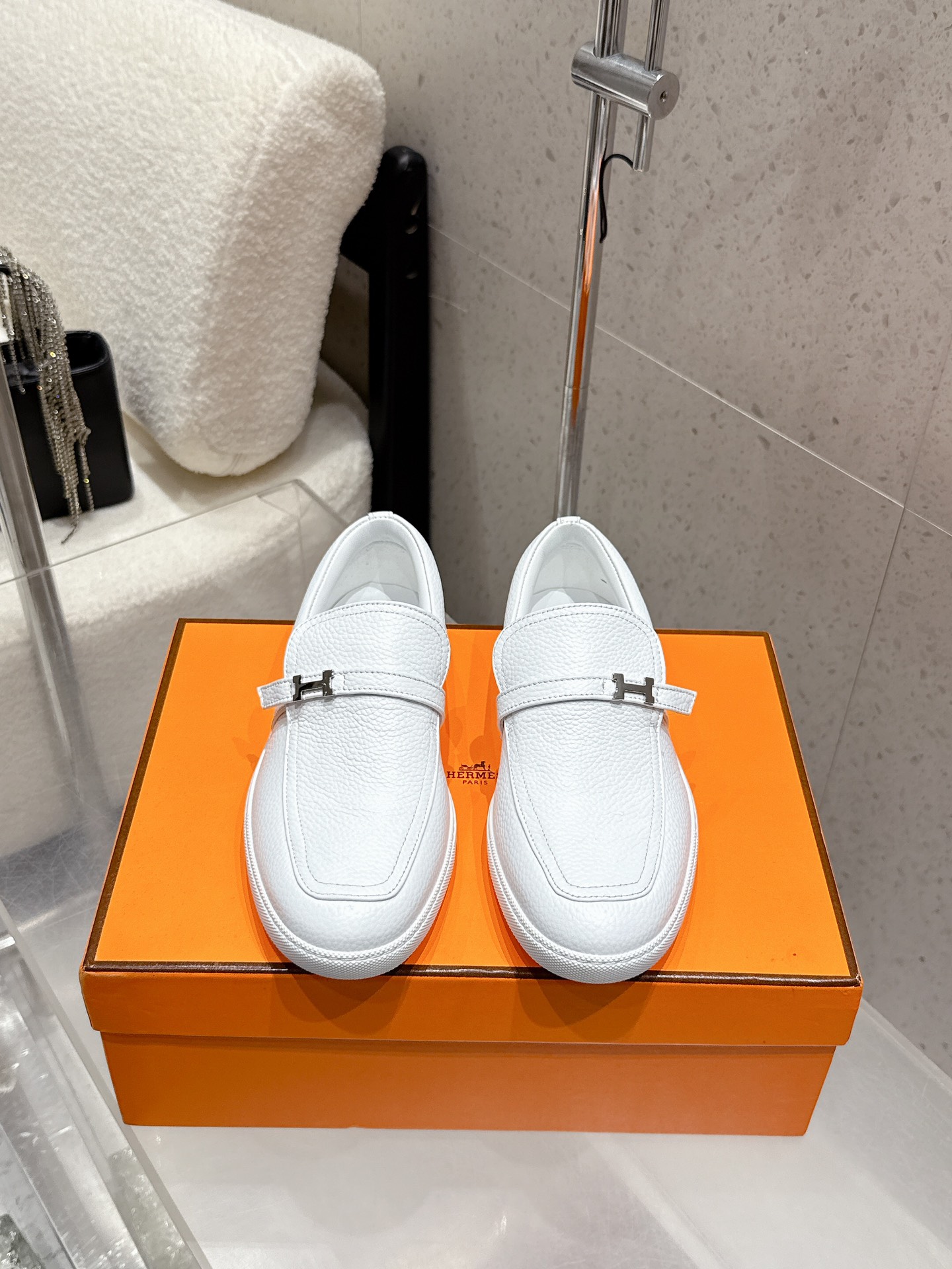 NO:561515,Men's Hermes H Kelly shoe buckle couple's casual Loaf slip-on shoes are now online!  The highest version on the market!  Purchasing level quality!  Noble temperament!  The H family rarely produces flat casual shoes, and they are styled with classic palladium-plated Kelly shoe buckles!  Create a fashionable urban look, which embodies the noble and elegant style of Hermès!  Seemingly simple but full of details, they are just ordinary sneakers. With the Kelly buckle, they look instantly stunning!  Simple and super versatile, the foot feels very comfortable. The material is imported cowhide/Niujing. The lining + foot pads are imported sheepskin. Original molded custom outsole. Size 35-45 (40 for women and 45 for men), loafers, hermes, hermes, loafers, sneakers, cowhide, sheepskin.19860909男款  Hermes爱马仕 H家 Kelly鞋扣 情侣款 休闲乐福一脚蹬鞋上线！ 市场最高版本！代购级别品质！贵族气质！ H家族很少出平底休闲鞋而且是搭配经典镀钯Kelly鞋扣的款式！打造时尚都市造型,非常体现爱马仕高贵典雅风格！看似简单却细节满满本是平平凡凡的运动鞋 加上Kelly扣瞬间巨美！ 简洁超级百搭 脚感很舒服 选材面料进口牛皮/牛京 内里+垫脚进口羊皮 原版开模定制大底 尺码35-45（女40 男45定做）,乐福鞋,hermes,hermes,loafers,sneakers,cowhide,sheepskin,Women's Shoes