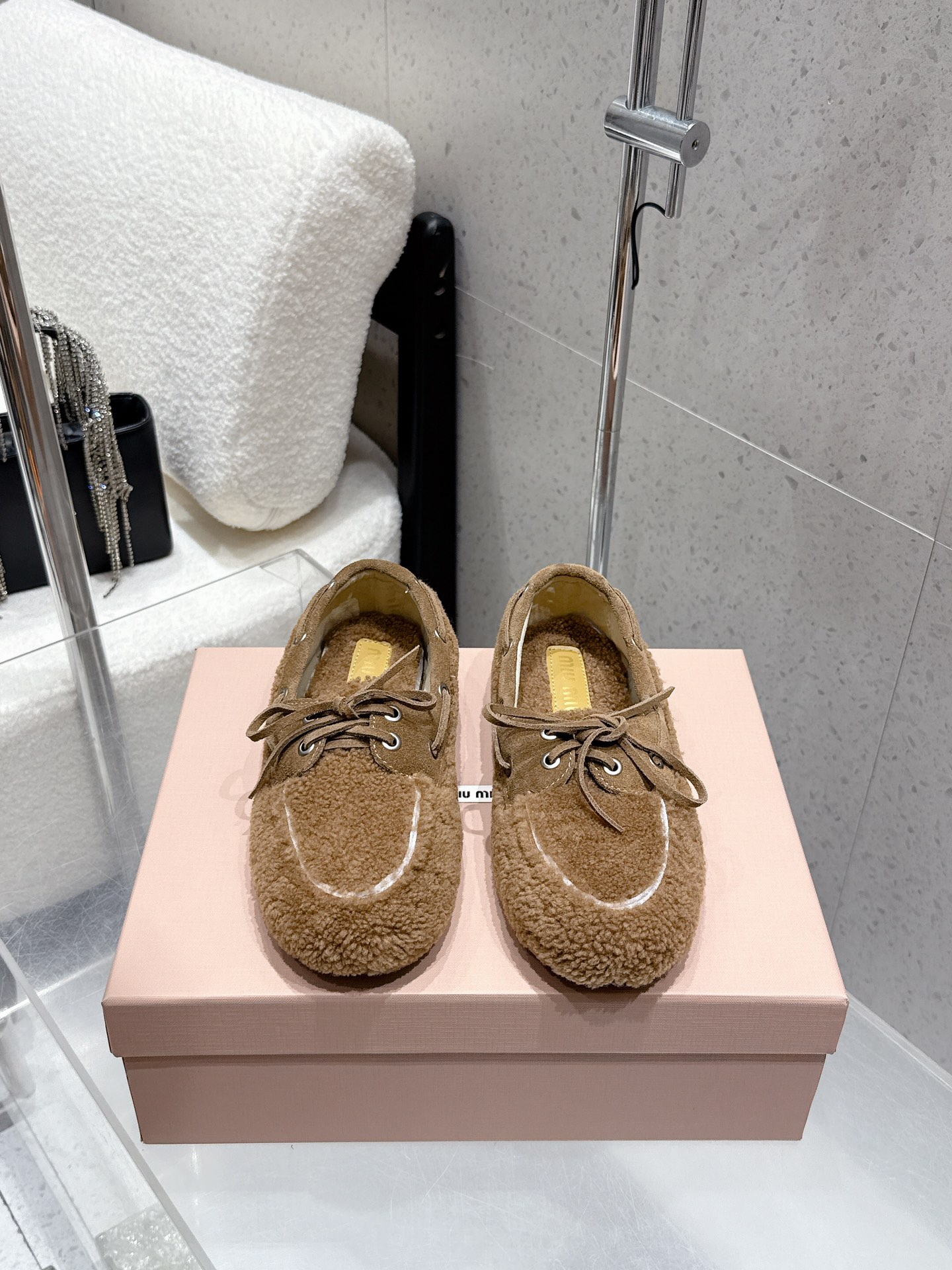 NO:561504,MiuMiu Miu Miu's new autumn and winter products. The counter's latest popular bow-tie furry shoes. Slip-on loafers. Single shoes. Upper imported wool/steed leather. Wool lining. Outsole original molded non-slip TPU outsole. Size 35-40 (customized in 40), loafers, miumiu, loafers.19860909MiuMiu缪缪 miu家秋冬新品 专柜最新爆款蝴蝶结毛毛鞋 一脚蹬乐福鞋 单鞋 鞋面进口羊毛/牛筋皮 内里羊毛 大底原版开模防滑tpu大底 码数35-40（40定制）,乐福鞋,miumiu,loafers,Women's Shoes