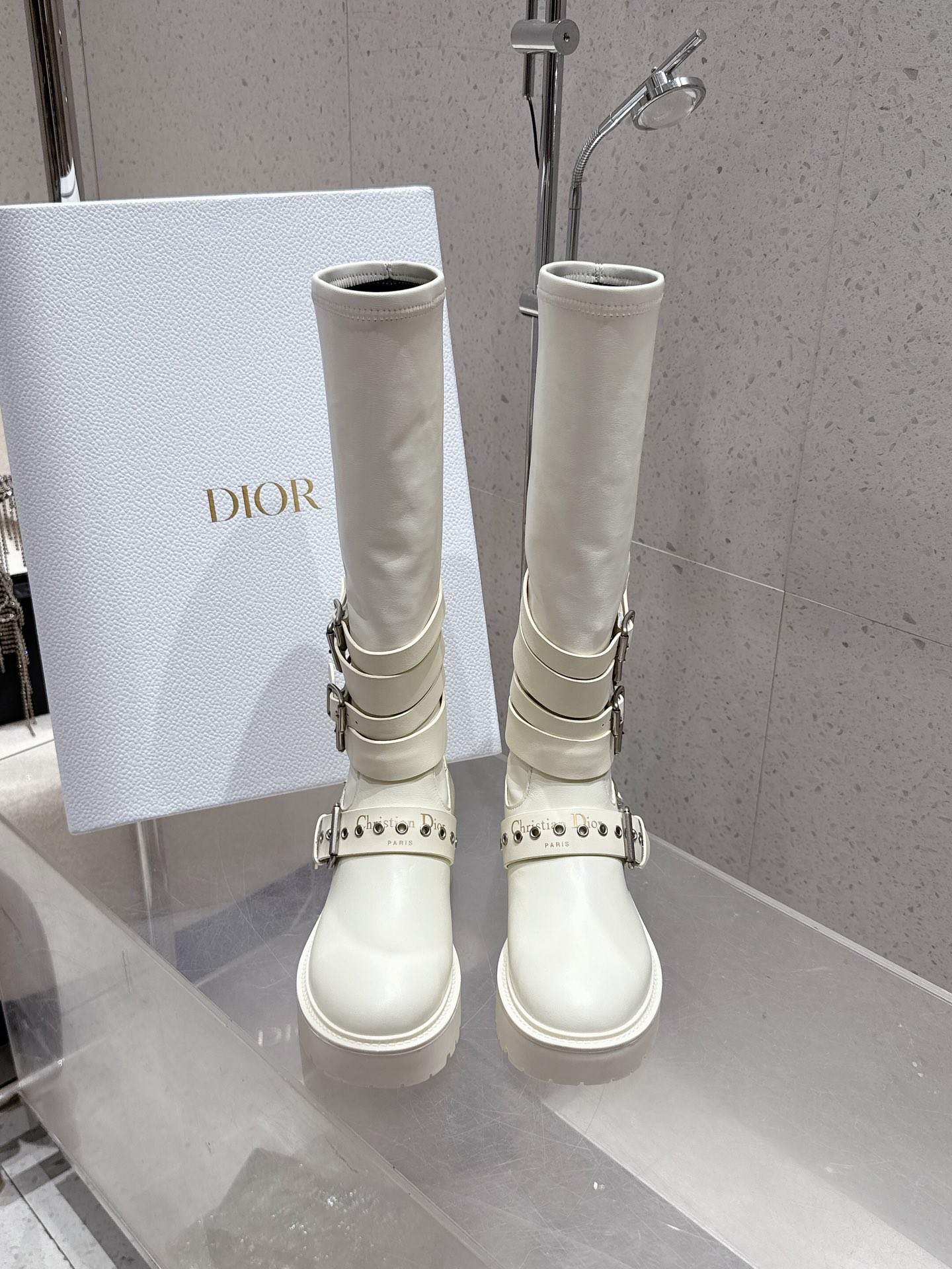 NO:561498,Dior Dior's new autumn and winter mid-calf boots, high boots, retro motorcycle boots, 1:1 replica of the original version, the highest version on the market, the upper is made of calf leather, the leather lining is versatile and slim, the shape is three-dimensional and full, fashionable and high-end, a must-have item for home, daily travel, no matter the occasion, available in black and white, imported cow leather on the upper, cow leather lining, outsole: original wear-resistant outsole, Size female 35-41 (40 41)  Customized (no return or exchange), boots, dior, dior, boots, cowhide19860909Dior 迪奥 秋冬新款中筒靴 高筒靴 复古机车靴 1:1原版复刻 市面最高版本 鞋面采用小牛皮 牛皮里 楦型百搭显瘦 造型立体饱满 时髦高端大气 居家 日常出行必备单品 不挑场合 黑色白色可选 鞋面进口牛皮 内里牛皮 大底: 原版耐磨大底 Size女35-41 (40 41 定做不退换）,靴子,dior,dior,boots,cowhide,Women's Shoes