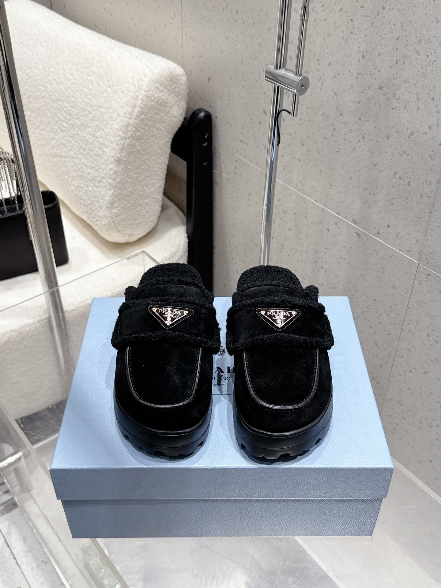 NO:561486,Prada Autumn and winter new thick-soled toe-cap fur slippers, half-slippers, the latest catwalk series, classic upgrades, both comfort and fashion, each color combination looks good, and the design matches different style needs. The upper is original and customized in cowhide. Lining: imported wool, foamed anti-slip outsole, shoe size: 35-41 (customized 40 41), half-slip furry shoes, prada, prada, slippers19860909Prada 普拉达 秋冬新款厚底包头毛毛拖鞋 半拖 最新走秀系列 经典升级 舒适度与时髦度并存 每个颜色搭配都好看,设计搭配不同风格需求 鞋面原版定制牛猄 内里: 进口羊毛 大底发泡防滑大底 鞋码: 35-41（40 41定做）,半拖毛毛鞋,prada,prada,slippers,Women's Shoes