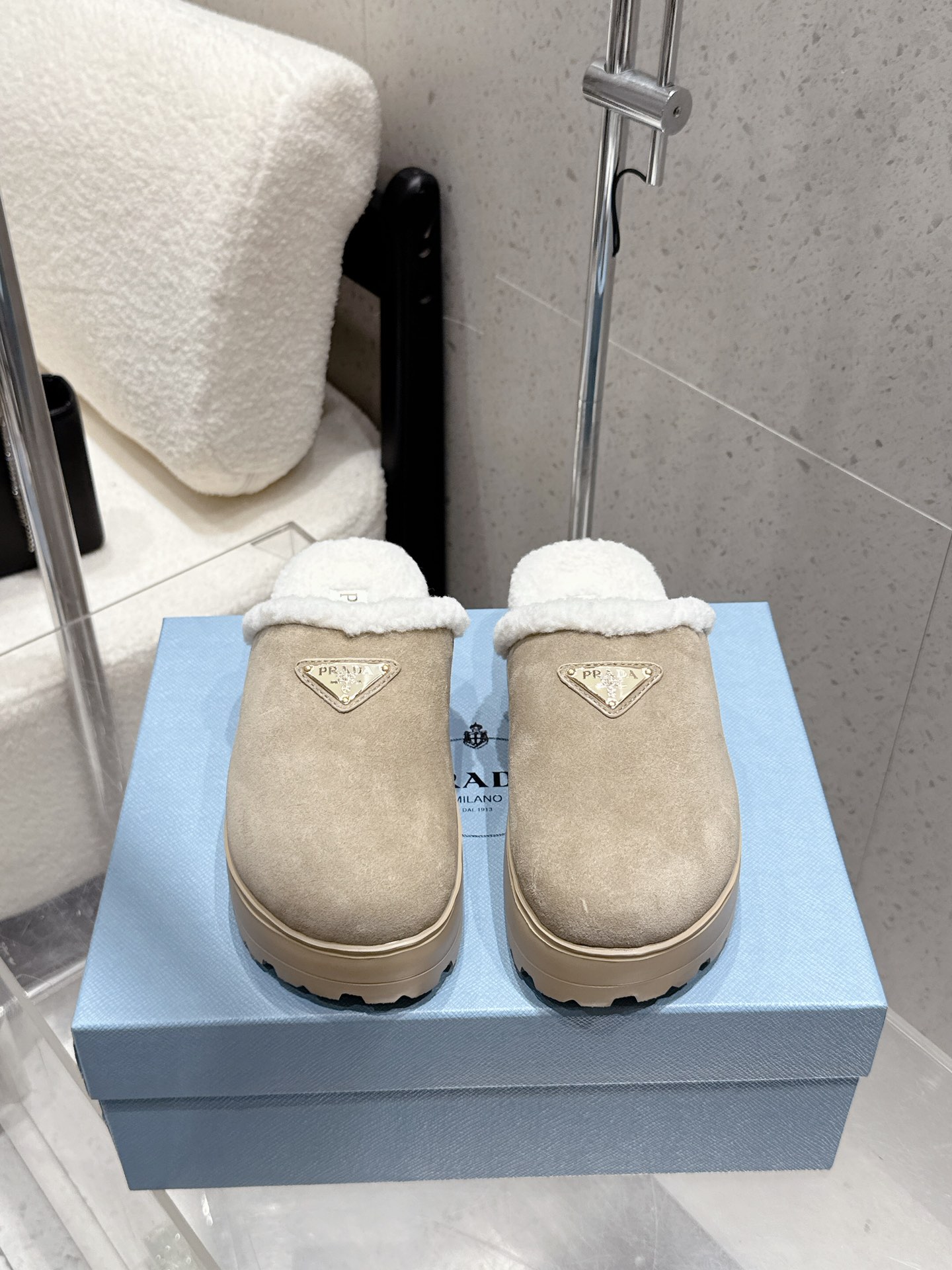 NO:561493,Prada Autumn and winter new thick-soled toe-cap fur slippers, half-slippers, the latest catwalk series, classic upgrades, both comfort and fashion, each color combination looks good, and the design matches different style needs. The upper is original and customized in cowhide. Lining: imported wool, foamed anti-slip outsole, shoe size: 35-41 (customized 40 41), half-slip furry shoes, prada, prada, slippers19860909Prada 普拉达 秋冬新款厚底包头毛毛拖鞋 半拖 最新走秀系列 经典升级 舒适度与时髦度并存 每个颜色搭配都好看,设计搭配不同风格需求 鞋面原版定制牛猄 内里: 进口羊毛 大底发泡防滑大底 鞋码: 35-41（40 41定做）,半拖毛毛鞋,prada,prada,slippers,Women's Shoes