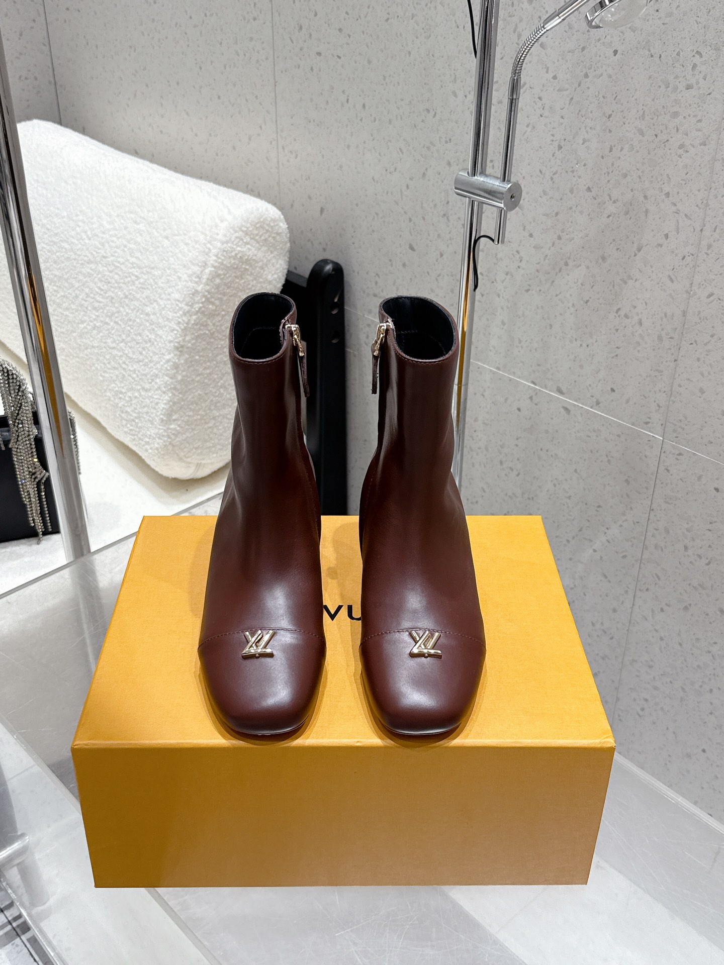 NO:561478,Louis vuitton 25ss new autumn and winter style LV round toe high heel side zipper short boots naked boots calfskin upper, sheepskin lining, Italian genuine leather outsole, heel height 5.5cm, size 35-39 (40.41 custom made, non-refundable), boots, louis vuitton, louis vuitton, boots, cowhide, sheepskin, Leather soles19860909Louis vuitton 25ss秋冬新款 LV圆头高跟侧拉链短靴 裸靴 鞋面小牛皮 内里垫脚羊皮 鞋底意大利真皮大底 跟高5.5cm 码数35-39（40.41定做不退换）,靴子,louis vuitton,louis vuitton,boots,cowhide,sheepskin,Leather soles,Women's Shoes