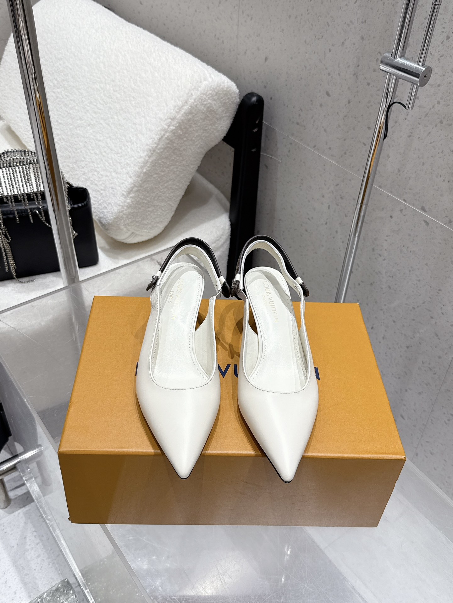 NO:561471,Top version LOUIS VUITTON Louis Vuitton lv 25 latest high-heeled pointed toe empty back sandals single shoes upper cowhide/presbyopia leather foot pad sheepskin heel height 5.5cm Italian thickened genuine leather outsole Size#35-41 (40.41 customized non-refundable), high-heeled sandals, louis vuitton, louis vuitton, louis vuitton, sandals, high  heels,cowhide,sheepskin,Leather soles19860909顶级版本 LOUIS VUITTON 路易威登 lv 25最新 高跟 尖头后空凉鞋 单鞋 鞋面牛皮/老花皮 垫脚羊皮 跟高5.5cm 鞋底意大利加厚真皮大底 Size#35-41（40.41定做不退换）,高跟鞋凉鞋,louis vuitton,louis vuitton,louis vuitton,sandals,high heels,cowhide,sheepskin,Leather soles,Women's Shoes