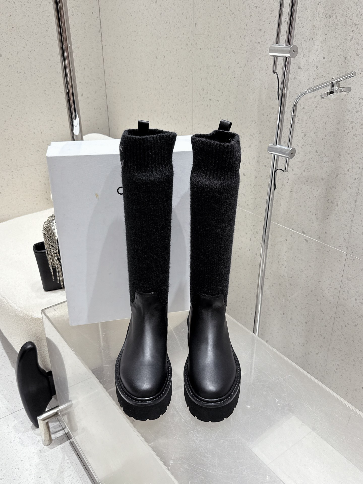 NO:561459,Short-cut high-cut celine Celine's new classic Arc de Triomphe woolen tube thick-soled cowhide short boots high-cut sock boots. Super elegant, taller and slimmer style. The perfect match for the queen!  Simple, fashionable and playful lazy woolen socks with cowhide upper, cowhide lining and original sole!  Size#35-41 (40 41 custom-made, non-returnable), boots, celine, boots, cowhide, socks19860909短筒 高筒 celine 思琳新款 经典凯旋门毛线筒祙子厚底牛皮短靴 高筒袜子靴 超级显气质增高显瘦款 女王的绝佳搭配！简约时尚又俏皮懒人毛线袜子 鞋面牛皮 内里牛皮 原版底！ Size#35-41（40 41订做不退换）,靴子,celine,boots,cowhide,socks,Women's Shoes