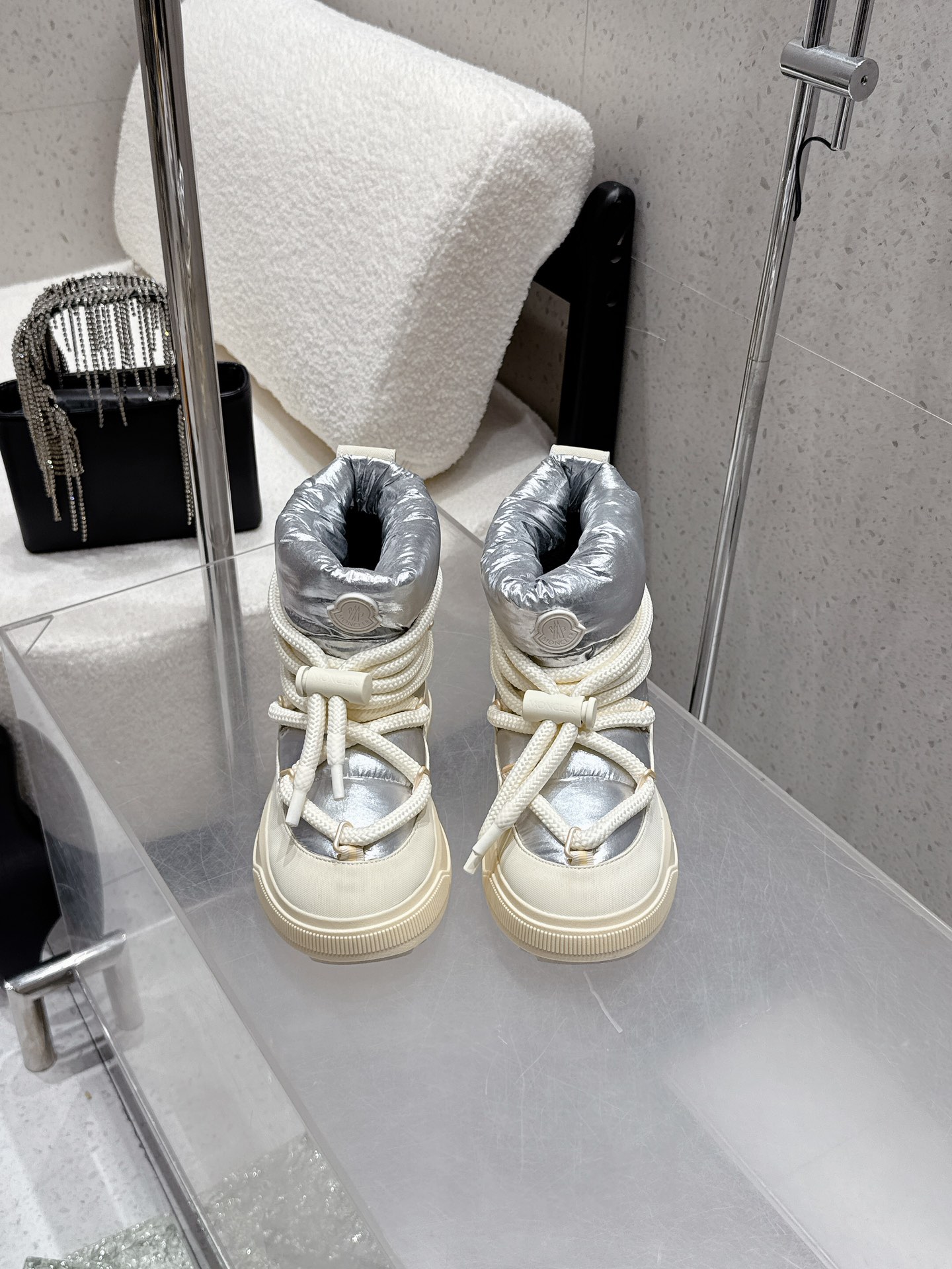 NO:561445,Moner Altive Mid 2025 Autumn and Winter Down Ski Boots are designed with drawstring laces and thermal lining, making them comfortable and warm. Equipped with a Vibram non-slip outsole with strong grip, you can witness the modern style of the Moner shoe series' alpine genes during every step. The fabric is imported waterproof down cloth/embossed cowhide, the lining is imported double-sided velvet, and the foot-padded cowhide outsole is TPU/rubber combination. Sizes for women are 35-39 (40 41)  Customized), snow boots, boots, down jacket, cowhide19860909Moner Altive Mid 2025秋冬羽绒滑雪靴 采用抽绳系带设计与保暖内衬,舒适温暖. 搭载强劲抓地的 Vibram 防滑大底, 步履之间,见证 Moner 鞋履系列 高山基因的现代风范. 面料进口防水羽绒布/压纹牛皮 内里进口双面绒 垫脚牛皮 大底TPU/橡胶组合 尺码女款35-39（40 41 定做）,雪地靴,boots,down jacket,cowhide,Women's Shoes