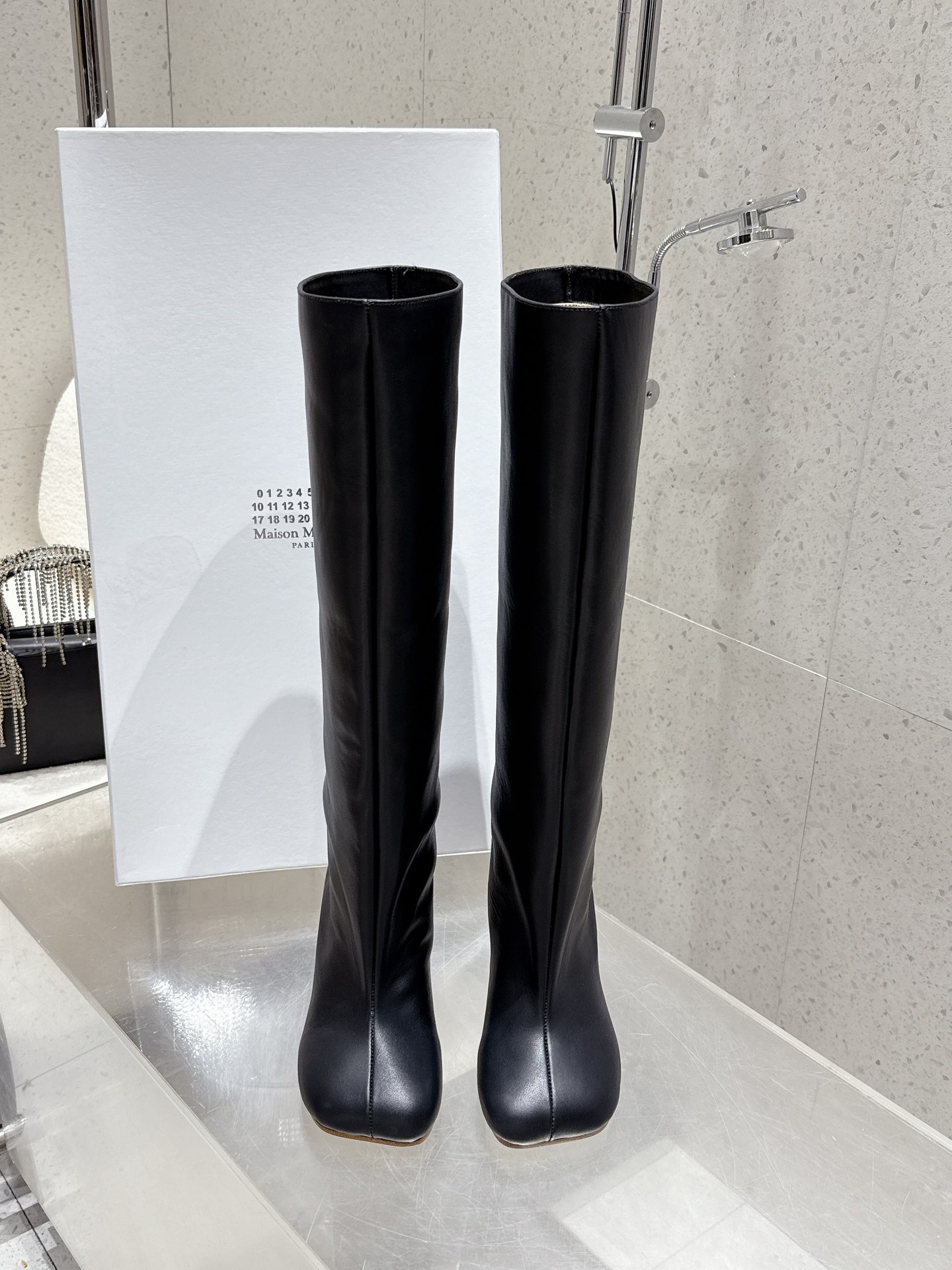 NO:561435,Top version Maison Margiela genuine leather wide straight boots that don’t reach the knee. 2025 autumn and winter new stiletto heel high boots. MM6 tabi split-toe shoes and boots 2025 autumn and winter new products. The highest version buyers purchase perfect split-toe tabi boots. Original molded double-layer leather soles. The original lasted shoes are very generous and can be easily matched with various styles. The good news for short legs. The upper body instantly becomes longer legs.  The upper feet are not constrained by routine, and you can be yourself as you like~ The upper feet are soft and comfortable. Calf leather upper, calf leather lining, outsole, imported genuine leather outsole, Size 35-39 (40 customized, non-returnable, non-exchangeable), boots, masion margiela, boots, cowhide, Leather soles19860909顶级版本Maison Margiela 玛吉拉真皮宽筒直筒长靴不过膝 2025秋冬新细高跟高筒靴 MM6家tabi分趾鞋靴2025秋冬新品最高版本买手代购完美分趾tabi靴原版开模双层真皮鞋底 原版套楦鞋型很大方 搭配各种风格都轻松驾驭 小短腿的福音 上身瞬间秒变大长腿 上脚不被常规所拘束,随心所欲做自己～上脚炒鸡柔软舒适 鞋面小牛皮 内里小牛皮 大底进口真皮大底 Size35-39（40定制不退不换）,靴子,masion margiela,boots,cowhide,Leather soles,Women's Shoes