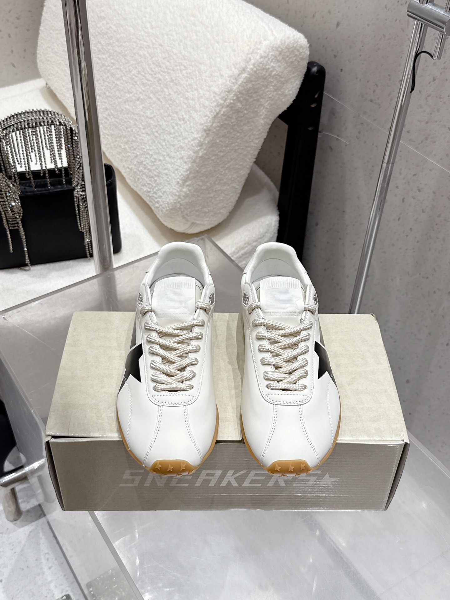 NO:561430,GGDB 25ss marathon series sneakers, moral training shoes, Marathon Speed - American track and field style in the 1970s outlines the aesthetics of speed with simple lines. Thin shoes break the traditional constraints. Nylon surface and leather splicing are both light and breathable. Perfect interpretation of competitive spirit. Low-top design frees ankles. Streamlined soles improve grip. Bright color matching highlights vitality. Integrating passion for the field into daily wear. This style is still a classic paradigm of sports aesthetics and witnesses the eternal charm of track and field culture.  Upper cowhide/horse hair, lining sheepskin, original rubber non-slip outsole, size 35-39 (customized for 40), casual shoes/sports shoes, sneakers, cowhide, sheepskin19860909GGDB 25ss马拉松系列运动鞋 德训鞋 Marathon Speed-70年代美式田径风以简约线条勾勒速度美学 轻薄鞋款突破传统束缚 尼龙面与皮革拼接 既轻盈又透气 完美诠释竞技精神 低帮设计解放脚踝 流线型鞋底提升抓地力 明快配色彰显活力 将赛场激情融入日常穿搭 这一风格至今仍是运动美学的经典范式 见证着田径文化的永恒魅力 鞋面牛皮/马毛 内里羊皮 原版橡胶防滑大底 码数35-39（40定做）,休闲鞋/运动鞋,sneakers,cowhide,sheepskin,Women's Shoes