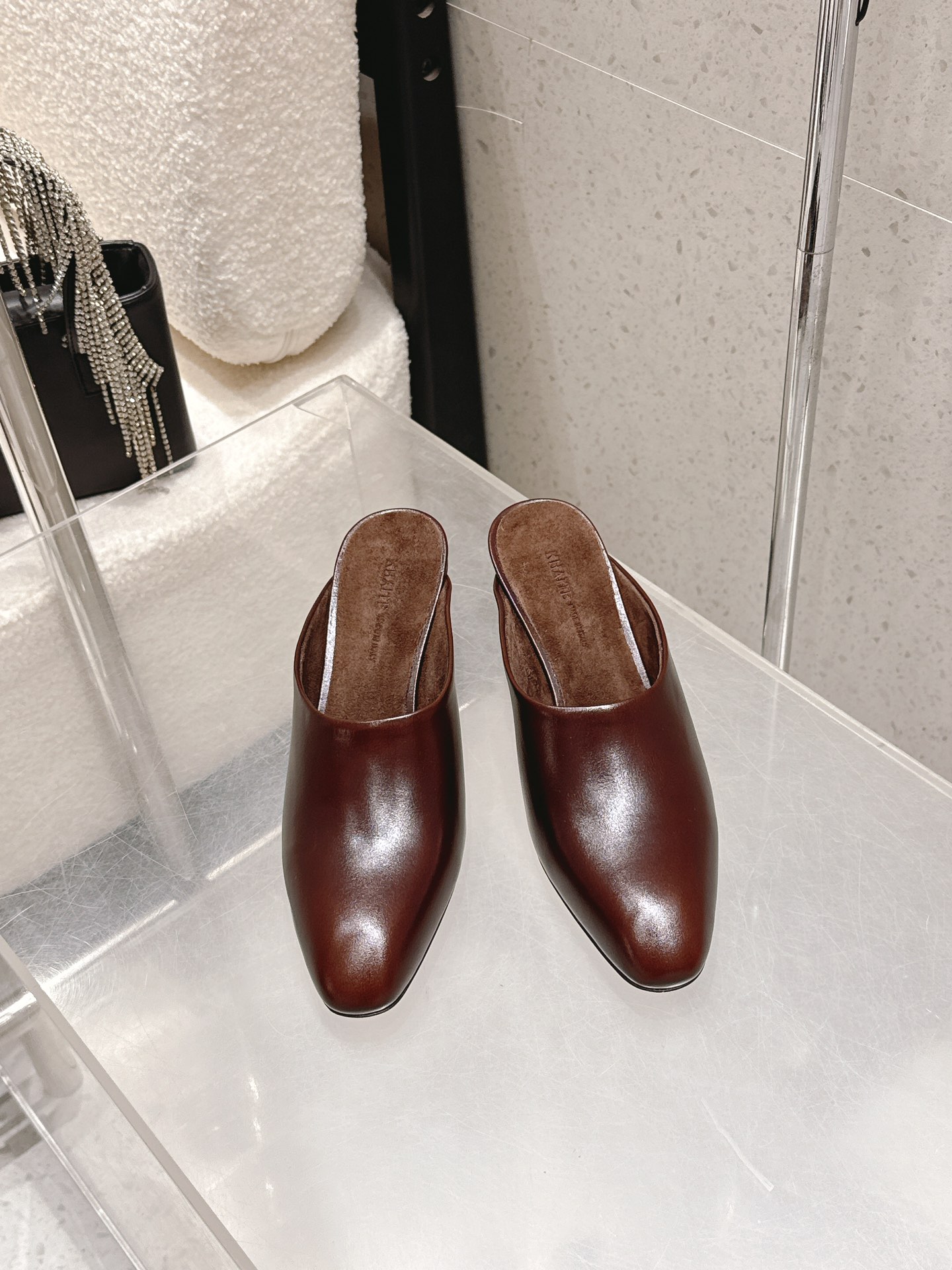 NO:757908,The niche trendy brand Khatie 26SS new spring and summer retro thick-heeled mules and slippers adopt a toe-toe mules shape and a heel-less half-mug design, which is easy to put on and take off; the low-heeled structure takes into account both fashion and comfort. The upper is made of imported cowhide, and the lining and insole are made of sheepskin, which is soft and skin-friendly;  It adopts a minimalist and high-end style without complicated decorations. The colors are classic black, off-white, and burgundy. It is highly versatile and can be adapted to various wearing scenarios such as leisure and commuting. Upper cowhide leather lining Yangjing outsole Genuine leather outsole Heel height 5.5cm Size 35-40 (customized sizes 40 are non-returnable), semi-trailers, slippers, cowhide, sheepskin, sheep, Leather soles19860909小众潮牌 Khatie 26SS 春夏新款 复古粗跟穆勒鞋拖鞋单鞋 采用包头穆勒拖造型,无后跟的半拖设计,穿脱便捷；低跟结构,兼顾时尚与舒适度.鞋面为进口牛皮,内里和鞋垫用羊皮,触感柔软亲肤； 走极简高级风,无复杂装饰,配色为经典的黑色、米白色、酒红色,百搭性强,可适配休闲、通勤等多种穿搭场景. 鞋面牛皮 内里羊京 大底真皮大底 跟高5.5cm size35-40码（40码定制不退换）,半拖,slippers,cowhide,sheepskin,sheep,Leather soles,Women's Shoes