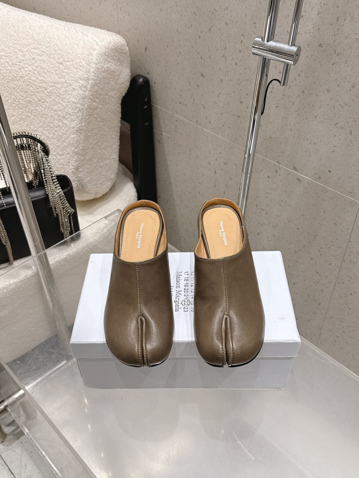 NO:750166,Maison Margiela｜Margiela MM6 26 new spring and summer new bag toe, round heel and half slippers are a must-have for fashionistas. They are so versatile for wives. They are a must-have for matching with various concave shapes in summer. Very popular!   Customized mixed-breed lambskin water-dyed cowhide lining, Italian leather outsole!  6cm heel height Size 35-41 (40 41 customized, non-returnable), split-toe shoes, masion margiela, masion margiela, slippers, cowhide, sheepskin, Leather soles19860909Maison Margiela｜马吉拉MM6 26春夏新品包头 分趾 圆跟 半拖鞋  时髦精必入 太太太百搭啦 夏天搭配各种凹造型必备 非常出片！  定制混种小羊皮水染牛皮内里,意大利真皮大底！6cm跟高 Size35-41(40 41定制不退换）,分趾鞋,masion margiela,masion margiela,slippers,cowhide,sheepskin,Leather soles,Women's Shoes