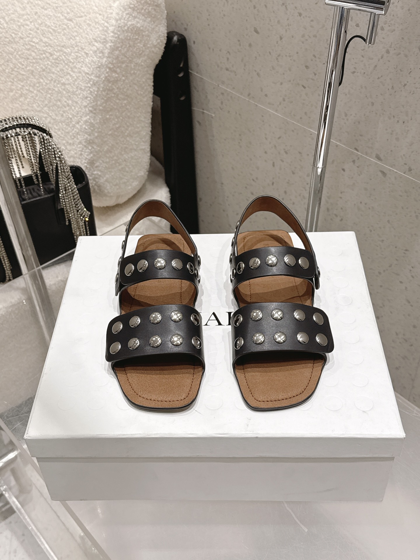 NO:757920,High version of Khaite's new punk style rivet Roman sandals, awesome rivet sandals, super texture, wear them to become a unique khaite girl, matched version of high-quality cowhide private model hardware fabric, Italian imported genuine leather bottom size 35-39# (40# can be customized and non-returnable), sandals, sandals, cowhide19860909高版本 Khaite 新款朋克风铆钉罗马凉鞋,超赞的铆钉凉鞋,质感超强穿上它做独具一格的khaite女孩,对版优质牛皮私模五金面料 ,意大利进口真皮底 码数35-39#（40#可订做不退换）,凉鞋,sandals,cowhide,Women's Shoes