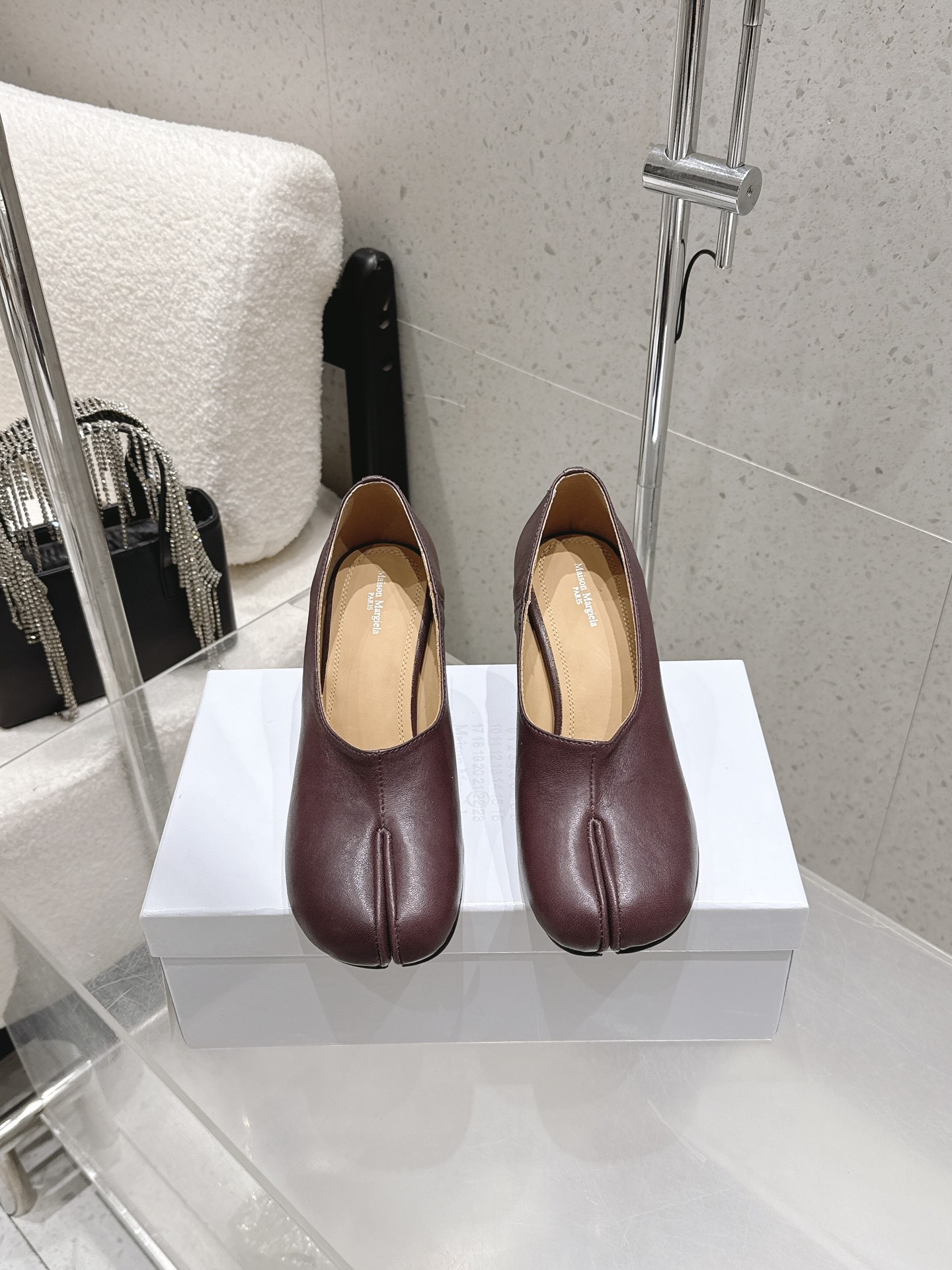 NO:750124,High version of Maisom Margiela mm6 Margiela retro split-toe high-heeled shoes. This pair of super hot items must be bought by everyone. The item that cannot be missed is exploded. Exclusive original purchase and development. One that cannot be missed. Lambskin upper, cowhide lining and foot pads. Heel height 8cm. Original genuine leather outsole. Size 35-39 (40 41 custom-made), split-toe shoes, masion margiela, masion  margiela,cowhide,sheepskin,Leather soles19860909高版本 Maisom Margiela mm6马吉拉复古分趾高跟单鞋 这双热度超高的单品 必须人手一双入手了 不能错过的单品 炸裂了 独家原版购入开发 不能错过的一款 鞋面小羊皮 内里牛皮内里垫脚 跟高8cm 大底原版真皮大底 码数35-39（40 41定做）,分趾鞋,masion margiela,masion margiela,cowhide,sheepskin,Leather soles,Women's Shoes