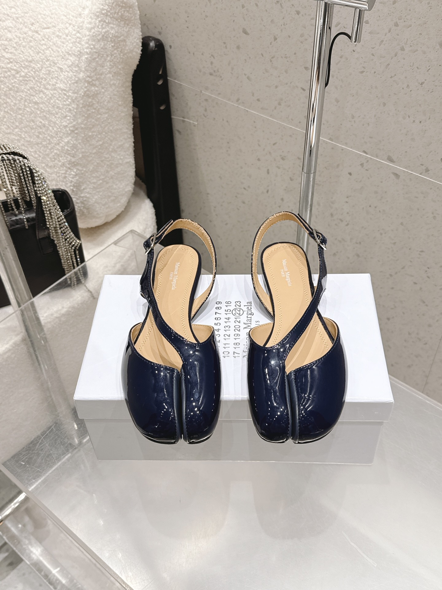 NO:750130,High version Maison Margiela 26ss early spring new MM6 Margiela split toe back strap flat shoes. The slingback design adds lightness and breathability while retaining elegance. It is suitable for spring and summer seasons or indoor occasions, and also makes the pioneer split toe shoe style more practical. The upper has no unnecessary decoration, and only the split toe outline and back trip strap form the visual core, continuing Maison Margiela's 'minimalist deconstruction' brand tone. The split toe design is Maison  Margiela's iconic visual language can not only express personality and attitude, but also instantly enhance the recognition of the style. It is a 'status symbol' in the fashion circle. The back strap structure weakens the avant-garde feeling of the split toe, making it suitable for the show style, but also integrated into daily commuting, dating and other scenes. It is a choice that is both artistic and practical. The upper is cow patent leather/grained cowhide, the lining is imported water-dyed cowhide, and the outsole is genuine leather.  size 35-40 (customized sizes 40 are non-returnable) Heel height 1cm, split-toe shoes, masion margiela, masion margiela, flats, cowhide, Leather soles19860909高版本 Maison Margiela 26ss早春新款MM6 马吉拉分趾后绊带平底鞋单鞋 露跟设计在保留优雅感的同时增添了轻盈与透气感,适配春夏季节或室内场合,也让先锋的分趾鞋型更具实穿性.鞋面没有多余装饰,仅靠分趾轮廓与后绊带构成视觉核心,延续了Maison Margiela“极简解构”的品牌调性. 分趾设计是Maison Margiela的标志性视觉语言,既能表达个性态度,也能瞬间提升造型的辨识度,是时尚圈的“身份符号”.后绊带结构弱化了分趾的先锋感,使其既能适配秀场造型,也能融入日常通勤、约会等场景,是兼具艺术性与实穿性的选择. 鞋面牛漆皮/粒面牛皮 内里进口水染牛皮 大底真皮大底 size35-40码（40码定制不退换） 跟高1cm,分趾鞋,masion margiela,masion margiela,flats,cowhide,Leather soles,Women's Shoes