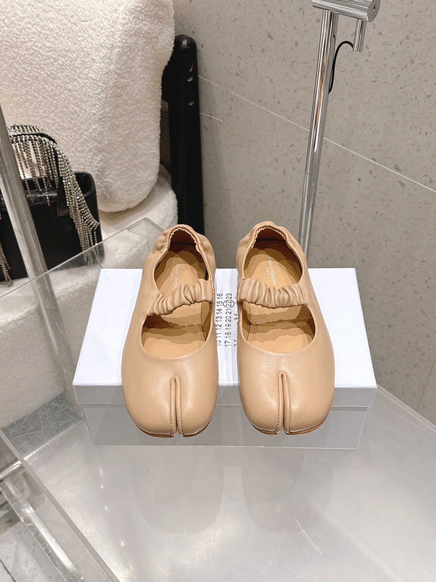 NO:750136,The high version of Maison Margiela 26ss early spring new MM6 Margiela split-toe elastic strap ballet shoes is based on classic ballet flats, which combines retro elegance and avant-garde design. The conflict of styles reveals unique charm. The stitching of the split-toe toe is neatly stitched, and the overall details are processed delicately.  It can be paired with jeans, suit pants, dresses and other items, and is suitable for commuting, leisure, exhibitions and other occasions. It can not only create a simple and advanced daily look, but also create an avant-garde fashion sense through the split-toe design. It is an iconic item with both recognition and practicality. Vegetable-tanned sheepskin upper, imported water-dyed cowhide lining, outsole, genuine leather, size 35-40 (customized size 40 is not returnable), heel height 2cm, split-toe shoes, masion  margiela,masion margiela,flats,skirts,jeans,business suit,cowhide,sheepskin,Leather soles19860909高版本 Maison Margiela 26ss早春新款MM6 马吉拉 分趾松紧绑带芭蕾鞋 以经典芭蕾平底鞋为基底,兼具复古优雅感与先锋设计感,风格冲突中透出独特魅力.分趾鞋头的拼接处缝线工整,整体细节处理细腻. 可搭配牛仔裤、西装裤、连衣裙等单品,适配通勤、休闲、看展等多种场合.既能打造简约高级的日常造型,也能通过分趾设计营造先锋前卫的时尚感,是兼具辨识度与实用性的标志性单品. 鞋面植鞣羊皮 内里进口水染牛皮 大底真皮大底 size35-40码（40码定制不退换） 跟高2cm,分趾鞋,masion margiela,masion margiela,flats,skirts,jeans,business suit,cowhide,sheepskin,Leather soles,Women's Shoes