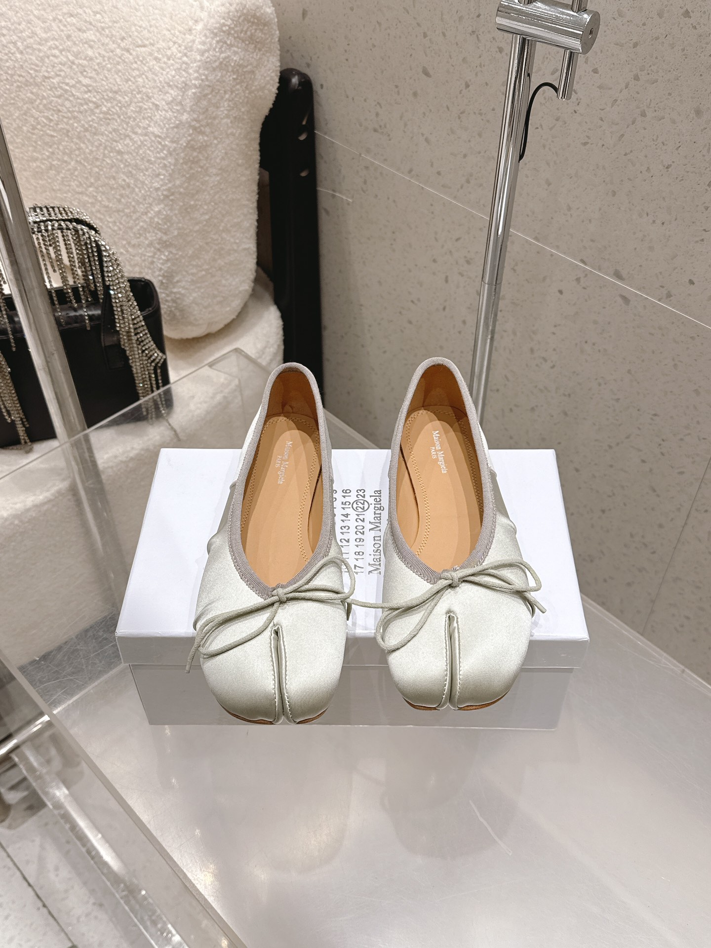 NO:750142,The high version Maison Margiela 26ss early spring new model MM6 Margiela split-toe silk bow ballet flats are based on classic ballet flats, with bow decoration on the toe, which combines retro elegance and avant-garde design. The conflict of styles reveals unique charm. The splicing of the split-toe toe is neatly stitched, the bow decoration is made of the same material, and the overall details are processed delicately.  It can be matched with suits, pants, and other items, and is suitable for various occasions such as commuting, leisure, and exhibitions. It can not only create a simple and advanced daily look, but also create an avant-garde fashion sense through the split-toe design. It is an iconic item with both recognition and practicality. The upper is imported silk, the lining is imported water-dyed cowhide, and the outsole is genuine leather. Size 35-40 (customized size 40 is non-refundable). Heel height 2cm, split-toe shoes, masion margiela, masion  margiela,flats,business suit,cowhide,real silk,Leather soles19860909高版本 Maison Margiela 26ss早春新款 MM6 马吉拉 分趾真丝蝴蝶结芭蕾平底鞋 以经典芭蕾平底鞋为基底,搭配鞋头处的蝴蝶结装饰,兼具复古优雅感与先锋设计感,风格冲突中透出独特魅力.分趾鞋头的拼接处缝线工整,蝴蝶结装饰采用同材质面料制作,整体细节处理细腻. 可搭配、西装裤、等单品,适配通勤、休闲、看展等多种场合.既能打造简约高级的日常造型,也能通过分趾设计营造先锋前卫的时尚感,是兼具辨识度与实用性的标志性单品. 鞋面进口真丝 内里进口水染牛皮 大底真皮大底 size35-40码（40码定制不退换） 跟高2cm,分趾鞋,masion margiela,masion margiela,flats,business suit,cowhide,real silk,Leather soles,Women's Shoes