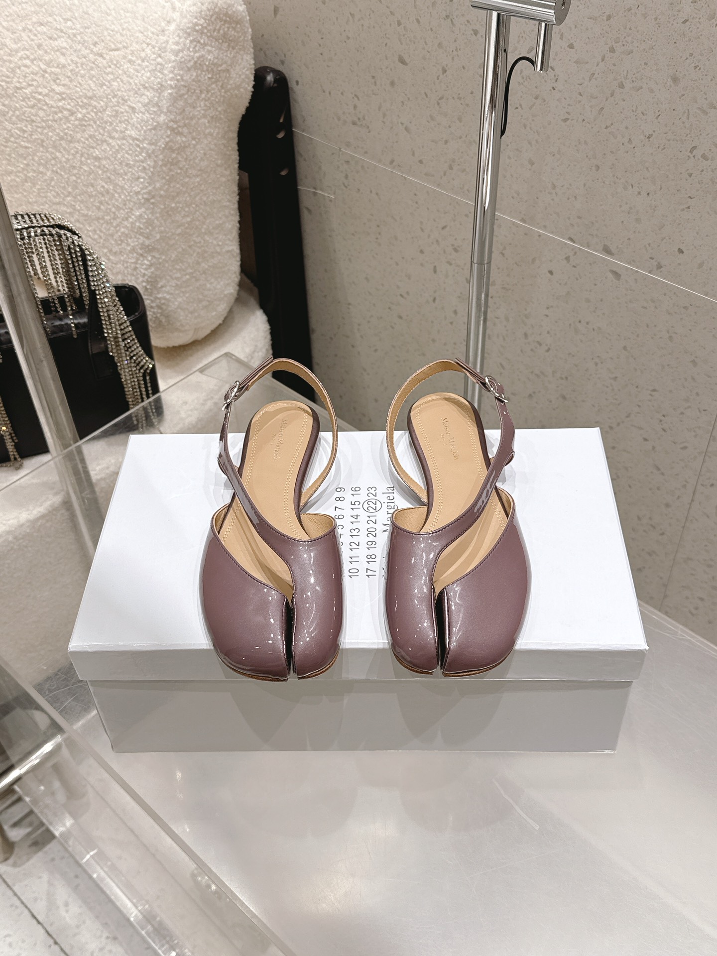 NO:750147,High version Maison Margiela 26ss early spring new model MM6 Margiela split toe flat round heel back strap sandals open edge beaded cowhide leather lining lambskin outsole genuine leather outsole size 35-39 (40 41 customized non-returnable) heel height 1cm 8cm, split toe shoes, masion margiela, masion margiela, sandals, cowhide, sheepskin, Leather soles19860909高版本 Maison Margiela 26ss早春新款MM6 马吉拉分趾 平底 圆跟 后绊带 凉鞋 鞋面开边珠牛皮 内里小羊皮 大底真皮大底 size35-39码（40 41定制不退换） 跟高1cm 8cm,分趾鞋,masion margiela,masion margiela,sandals,cowhide,sheepskin,Leather soles,Women's Shoes