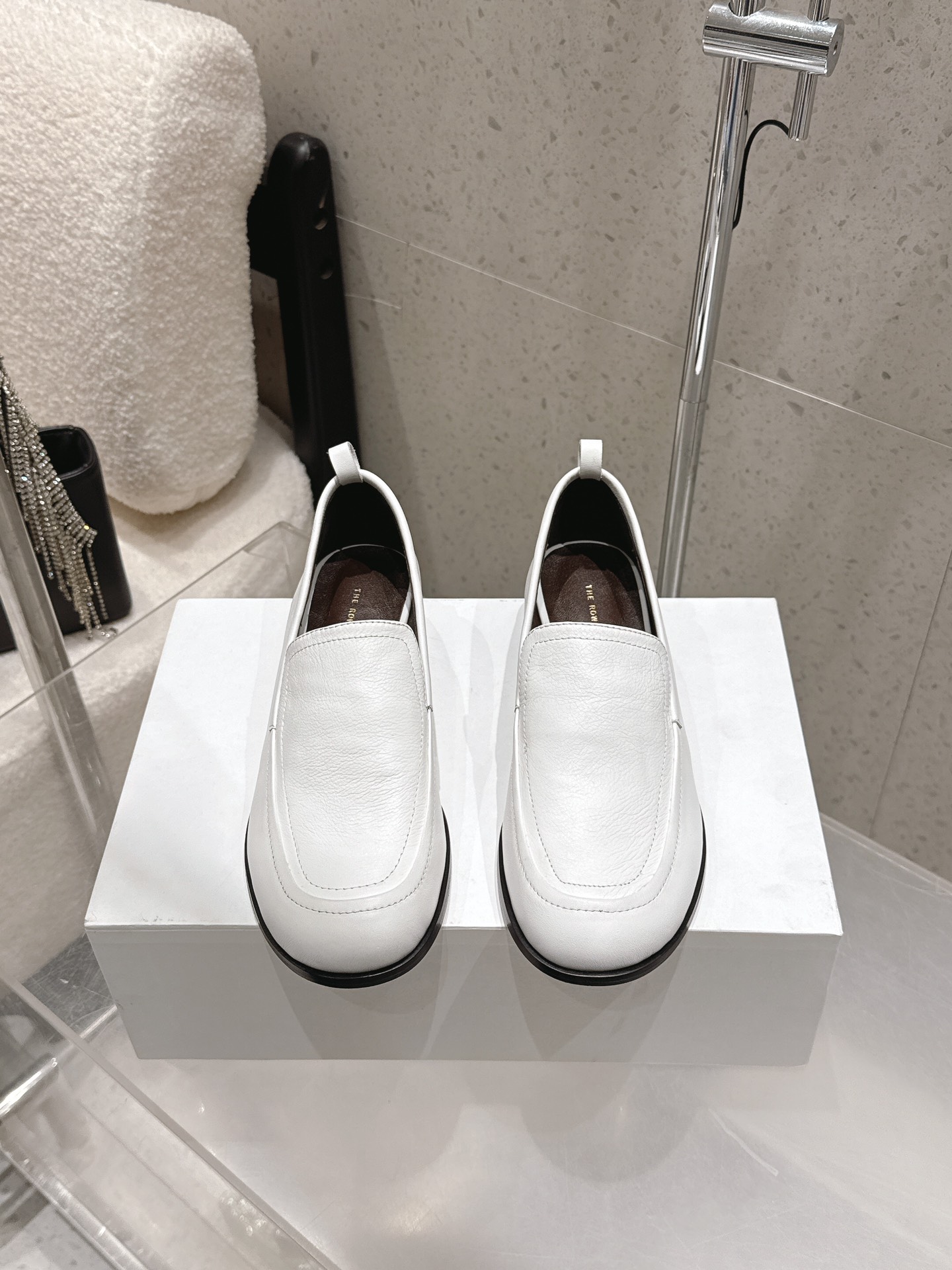 NO:747694,the row's new thick-soled loafers, original purchase level, calfskin upper, imported sheepskin lining, imported genuine leather outsole, size 35-41 (40 and 41 custom-made, non-refundable and non-exchangeable), loafers, loafers, cowhide, sheepskin, Leather soles19860909the row 新款一脚蹬厚底乐福鞋单鞋 原版购入代购级别 鞋面小牛皮 进口羊皮内里 进口真皮大底 码数35-41（40 41定做不退不换）,乐福鞋,loafers,cowhide,sheepskin,Leather soles,Women's Shoes
