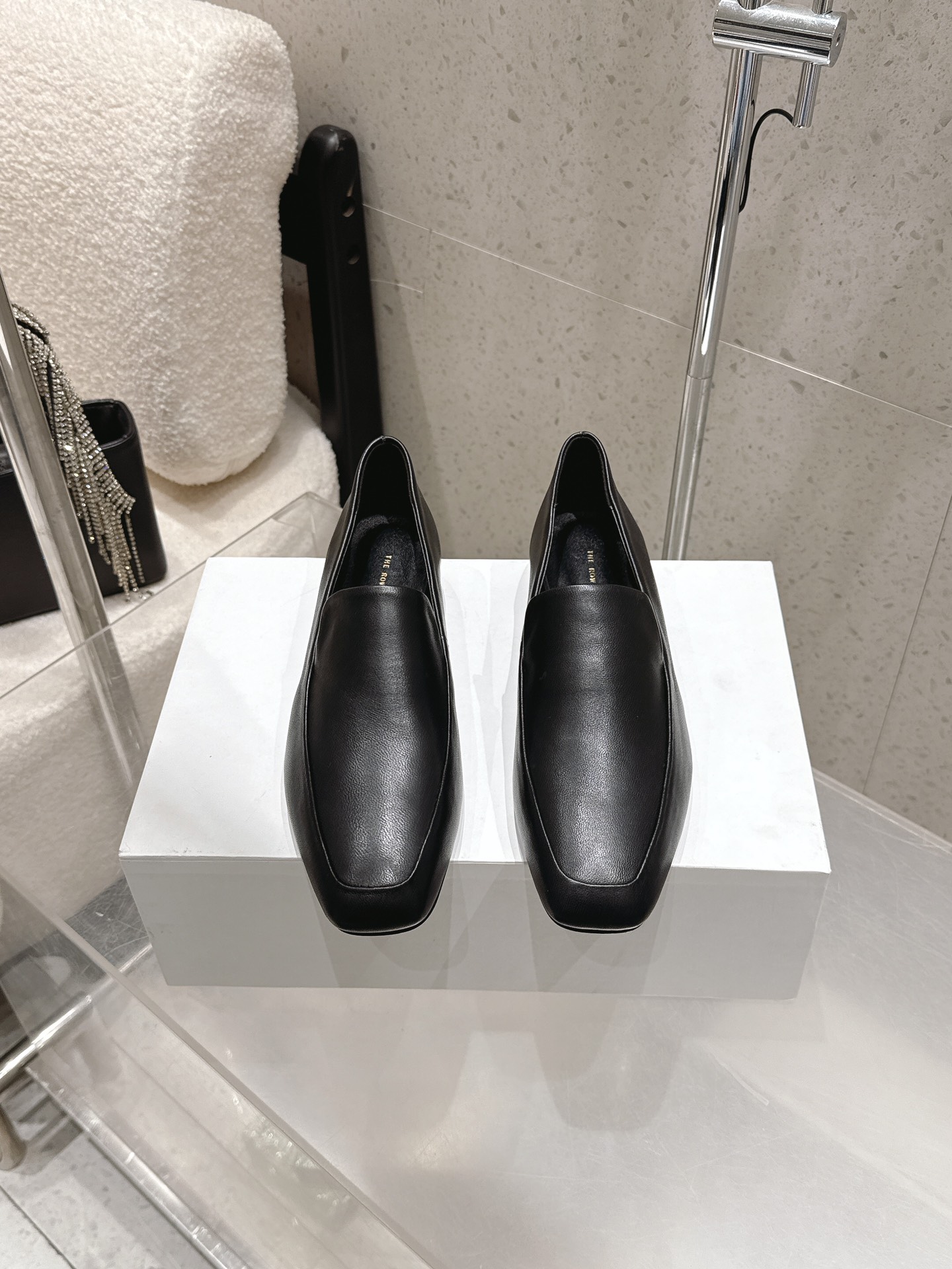NO:747700,the row new square-toe loafers, original purchase level, calfskin upper, imported sheepskin lining, imported genuine leather outsole, size 35-41 (40 41 customized, non-returnable, non-exchangeable), loafers, loafers, cowhide, sheepskin, Leather soles19860909the row 新款一脚蹬方头乐福鞋单鞋 原版购入代购级别 鞋面小牛皮 进口羊皮内里 进口真皮大底 码数35-41（40 41定做不退不换）,乐福鞋,loafers,cowhide,sheepskin,Leather soles,Women's Shoes