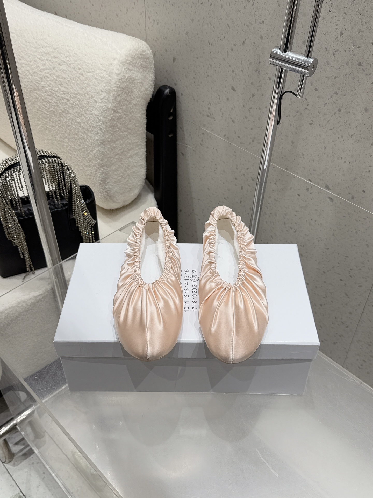 NO:750152,Sheepskin surface, fabric surface, Maison Margiela mm6 26 spring new classic pleated ballet shoes. The shoes adopt the iconic pleat design, and there are elastic elastic bands at the shoe opening to form a 'shoe cover' effect. They are Margiela's most recognizable ballet flat shoe style. The upper material is soft lambskin with mesh, which has a delicate touch and is comfortable on the feet. It is in line with the brand's design philosophy of 'relaxation' and 'minimalist aesthetics'.  The classic and versatile round-toe shallow-mouth design is suitable for matching with skirts, jeans, wide-leg pants, etc., suitable for commuting or leisure scenes. The high-comfort glass rubber outsole and soft-soled design are light for walking and not easy to fatigue when worn for a long time. This is a high-end fashion item with both design and practicality. It is the representative work of Margiela's iconic 'shoe overshoes' series and is deeply loved by fashion enthusiasts. Size 35-41 (40 41 custom-made is not returnable), split-toe shoes, masion margiela, masion  margiela,flats,skirts,jeans,sheepskin19860909羊皮面 布面 Maison Margiela（马吉拉）mm6 26春新款 经典褶皱芭蕾舞鞋 鞋款采用标志性的 褶皱设计,鞋口处有弹性松紧带,形成“鞋套”效果,是马吉拉最具辨识度的芭蕾平底鞋款式. 鞋面材质为柔软小羊皮配网布、触感细腻,上脚舒适,符合品牌“松弛感”与“极简美学”的设计哲学. 经典百搭圆头浅口设计,适合搭配裙装、牛仔裤、阔腿裤等,通勤或休闲场景皆宜. 舒适度高玻璃胶大底软底设计,行走轻盈,长时间穿着不易疲劳. 这是一款兼具设计感与实用性的高端时尚单品,是马吉拉标志性“鞋套鞋”系列的代表作,深受时尚爱好者喜爱. 码数35-41（40 41定做不退换）,分趾鞋,masion margiela,masion margiela,flats,skirts,jeans,sheepskin,Women's Shoes