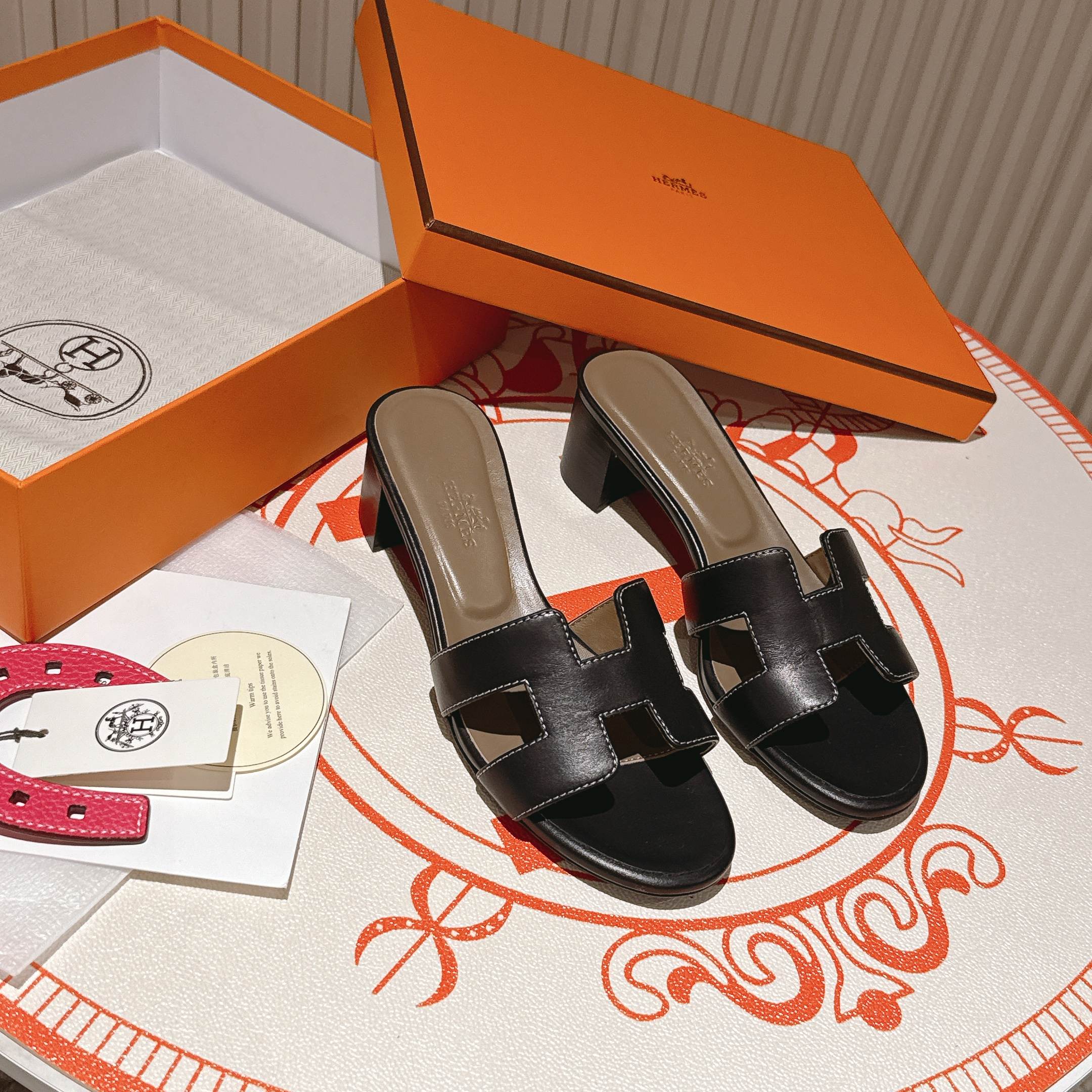 NO:781661,, Hermès classic H-slip high heels, upgraded packaging, version workmanship materials upgrade (top version) The highest version of Hermes handmade shoes in the market, the top product Hermès H-slippers, flat slippers —————————— The most classic, real handmade shoes, even the number of needle threads is the same as the original, handmade by masters, the highest version in the industry, Italian imported cowhide + original custom-grade Australian sheepskin feet + genuine leather outsole, top exclusive packaging box  35-39 (34.40.41.42 customized, non-refundable) and,,hermes,hermes,slippers,cowhide,sheepskin,Leather soles19860909,爱马仕经典款H拖高跟,包装升级,版型做工材料升级（顶级版本） Hermes市场最高版本纯手工鞋 顶级产品爱马仕H拖 平底拖鞋 —————————— 经典之最,真正的手工鞋,连针线走线数量都和原版一样, 师傅级纯手工打造 行业最高版本 意大利进口牛皮+原版订制级澳洲羊皮垫脚+真皮大底,顶级专属包装盒 35-39（34.40.41.42定做不退换）跟,,hermes,hermes,slippers,cowhide,sheepskin,Leather soles,Men's shoes