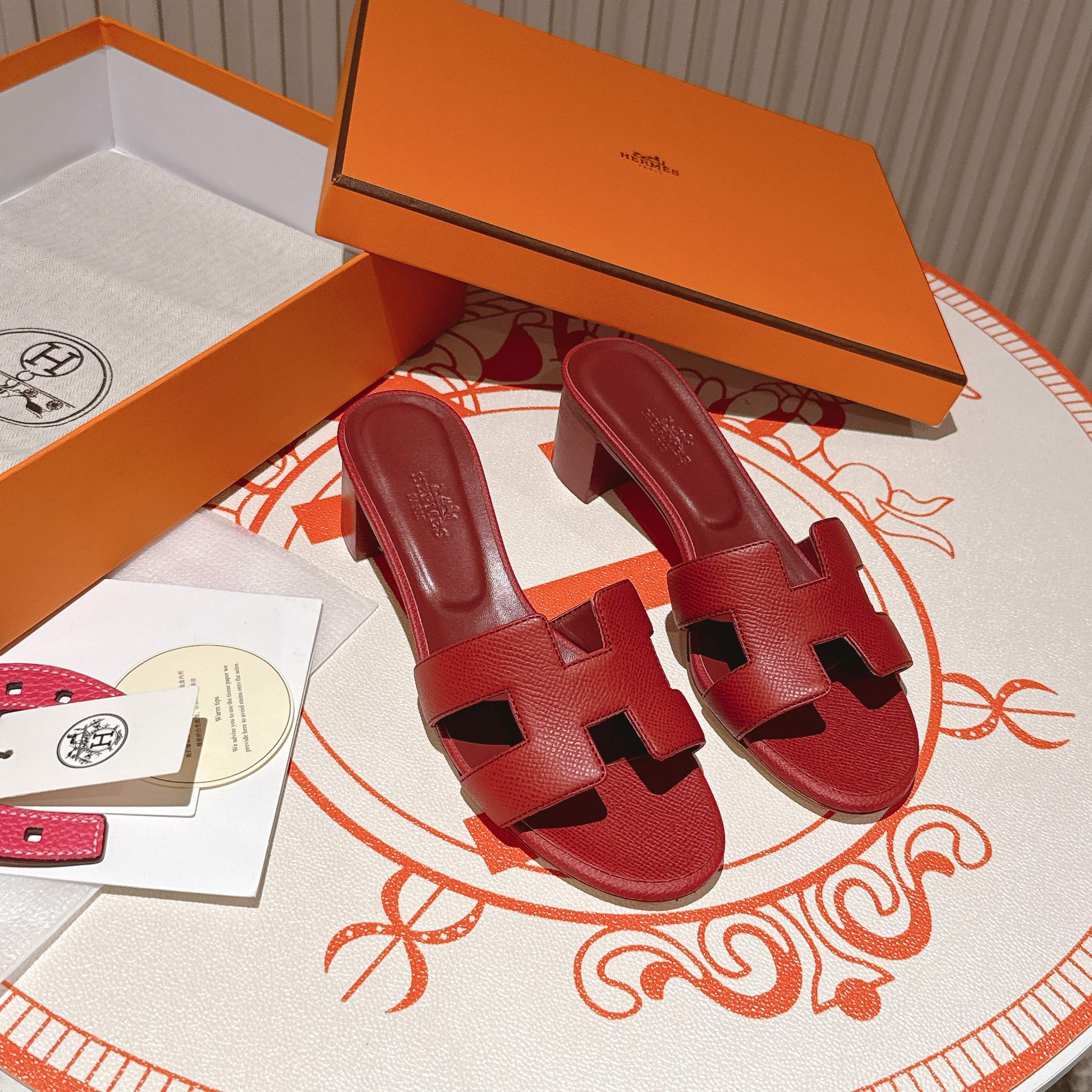 NO:781673,Hermès classic H-slippers with high heels, upgraded packaging, and upgraded workmanship and materials (top version) The highest version of Hermes handmade shoes in the market. The top product Hermès H-slippers flat slippers —————————— The most classic, real handmade shoes, even the number of stitches is the same as the original, handmade by masters. The highest version in the industry. Italian imported cowhide + original custom-grade Australian sheepskin feet + genuine leather outsole, top-notch exclusive packaging box.  35-39 (34.40.41.42 customized, non-refundable) and,,hermes,hermes,slippers,cowhide,sheepskin,Leather soles19860909爱马仕经典款H拖高跟,包装升级,版型做工材料升级（顶级版本） Hermes市场最高版本纯手工鞋 顶级产品爱马仕H拖 平底拖鞋 —————————— 经典之最,真正的手工鞋,连针线走线数量都和原版一样, 师傅级纯手工打造 行业最高版本 意大利进口牛皮+原版订制级澳洲羊皮垫脚+真皮大底,顶级专属包装盒. 35-39（34.40.41.42定做不退换）跟,,hermes,hermes,slippers,cowhide,sheepskin,Leather soles,Men's shoes
