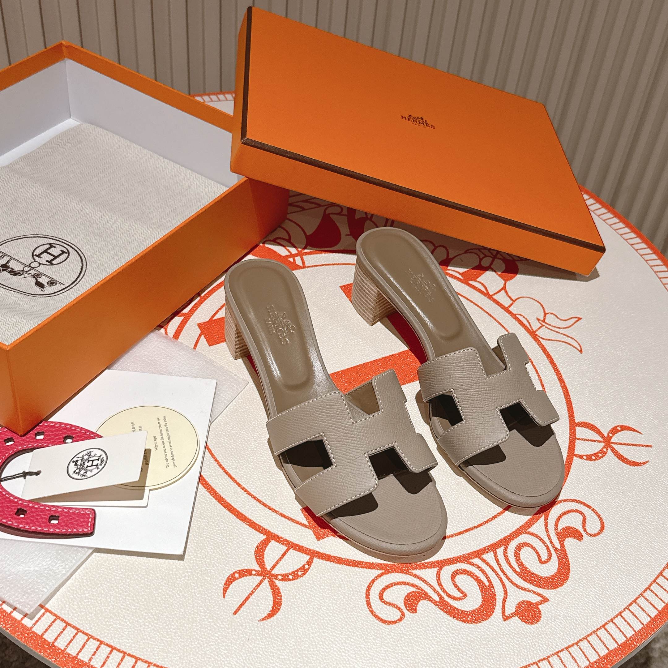 NO:781668,, Hermès classic H-slip high heels, upgraded packaging, version workmanship and materials upgrade (top version) The highest version of Hermes handmade shoes on the market, the top product Hermès H-slippers, flat slippers —————————— The most classic, real handmade shoes, even the number of stitches is the same as the original, handmade by masters, the highest version in the industry, imported Italian cowhide + original custom-grade Australian sheepskin feet + genuine leather outsole, top-notch exclusive packaging box.  35-39 (34.40.41.42 customized, non-refundable) and,,hermes,hermes,slippers,cowhide,sheepskin,Leather soles19860909,爱马仕经典款H拖高跟,包装升级,版型做工材料升级（顶级版本） Hermes市场最高版本纯手工鞋 顶级产品爱马仕H拖 平底拖鞋 —————————— 经典之最,真正的手工鞋,连针线走线数量都和原版一样, 师傅级纯手工打造 行业最高版本 意大利进口牛皮+原版订制级澳洲羊皮垫脚+真皮大底,顶级专属包装盒. 35-39（34.40.41.42定做不退换）跟,,hermes,hermes,slippers,cowhide,sheepskin,Leather soles,Men's shoes