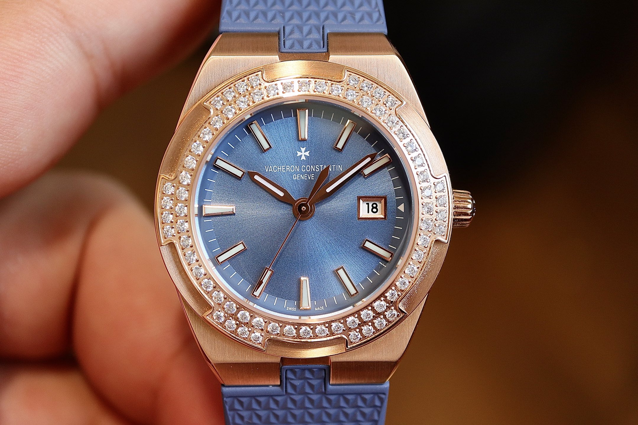 NO:821975,Quartz models arrive on Tuesday. New CC products - follow your heart and start a fearless journey [VC Vacheron Constantin's new Overseas series] Model 1225v/1205v quartz watch. The small size watch with a diameter of 33mm is the first choice for Asian girls with slender wrists.  The movement is an ETA quartz movement imported from Switzerland, with accurate and stable travel time and zero error. The strap is synchronized with the original 'replaceable strap system'. You only need to move a small lever between the strap and the lug to replace the steel strap and belt or the imported fluorine tape strap. The three straps can be matched as you like. The half-marathon and other cross three-piece folding clasps are independently molded. (CC provides a lifetime free battery replacement service, no additional expenses are required), versace, vacheron19860909石英款 周二到货 CC新品——随心所至,启幕无畏之行【VC江诗丹顿全新Overseas 纵横四海系列】 型号1225v/1205v 石英腕表 表径33mm的小尺寸腕表,是手腕纤细的亚洲女生首选. 机芯为瑞士进口ETA石英机芯,走时精准稳定0误差,表带同步原装「可更换表带系统」,只需要拨动表带和表耳之间的一个小划杆就可以拆换钢带及皮带或进口氟胶带表带,三款表带随心搭配.独立开模半马其他十字三片折叠式表扣.（CC提供终身免费更换电池服务,再也无需额外支出）,,versace,vacheron,Watch
