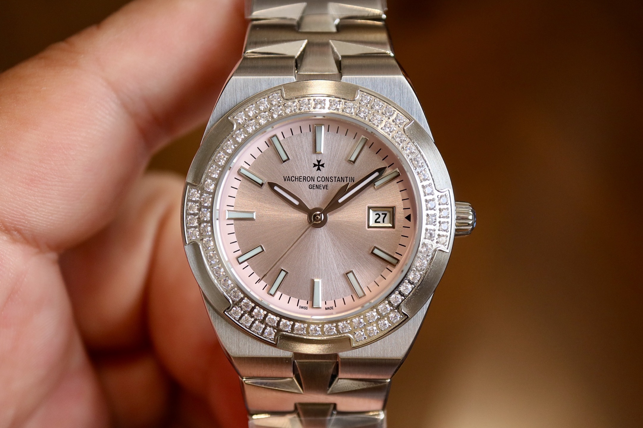 NO:689720,CC new product - follow your heart and start a fearless journey [VC Vacheron Constantin's new Overseas series] Model 1225v/1205v quartz watch. The small size watch with a diameter of 33mm is the first choice for Asian girls with slender wrists.  The movement is an ETA quartz movement imported from Switzerland, with accurate and stable travel time and zero error. The strap is synchronized with the original 'replaceable strap system'. You only need to move a small lever between the strap and the lug to replace the steel strap and strap or the imported fluorine tape strap. The three straps can be matched as you like. The half-marathon and other cross three-piece folding clasps are independently molded. (CC provides a lifetime free battery replacement service, no additional expenses are required), versace, vacheron19860909CC新品——随心所至,启幕无畏之行【VC江诗丹顿全新Overseas 纵横四海系列】 型号1225v/1205v 石英腕表 表径33mm的小尺寸腕表,是手腕纤细的亚洲女生首选. 机芯为瑞士进口ETA石英机芯,走时精准稳定0误差,表带同步原装「可更换表带系统」,只需要拨动表带和表耳之间的一个小划杆就可以拆换钢带及皮带或进口氟胶带表带,三款表带随心搭配.独立开模半马其他十字三片折叠式表扣.（CC提供终身免费更换电池服务,再也无需额外支出）,,versace,vacheron,Watch