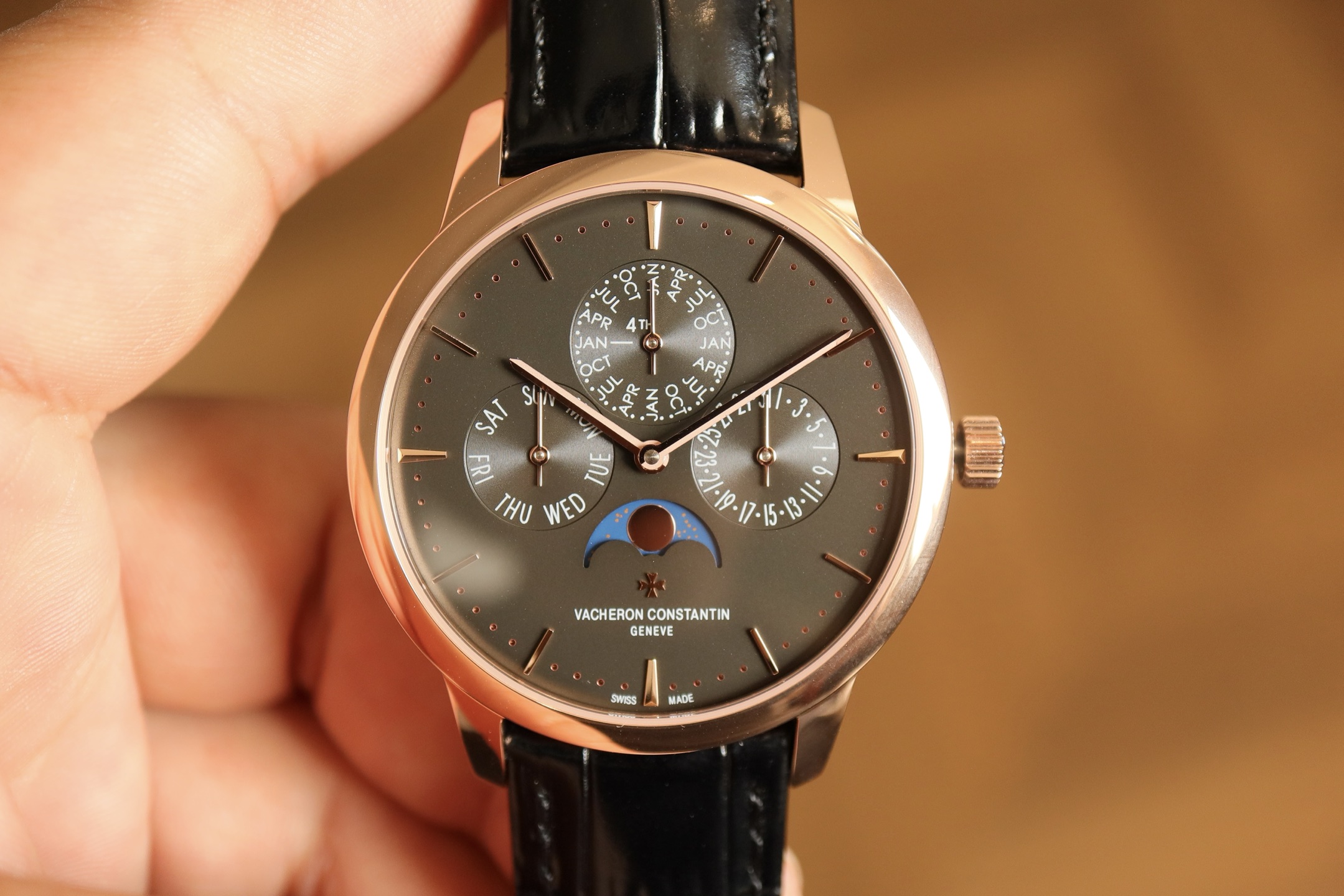 NO:821407,[The thinnest version of mx on the entire network] V2 revised version, thickness is only 9.1mm Vacheron Constantin Patrimony  Contemporaine Heritage Series Ultra-Thin Perpetual Calendar Watch [Model] 43175/O00R-9687/B519/B343/B [Case] The watch has a diameter of 41mm and a thickness of 9.0mm, the thinnest version on the Internet. [Dial] The watch follows the pure style of this series.  Purely simple style, with slim trapezoidal hour scales, stick-shaped hands, slightly arched arc dial design and 'bead-type' minute scale circle. (The 12 o'clock month function is the only one on the market that is consistent with the original product with 48 small grids, and is not other wrong versions on the market.) [Movement] Independently developed based on CITIZEN  QP self-winding one-piece movement # Vacheron Constantin # # exceptional #,,vacheron19860909【mx全网最薄版本】V2修正版,厚度仅为9.1mm 江诗丹顿Patrimony Contemporaine传承系列超薄万年历腕表【型号】43175/O00R-9687/B519/B343/B【表壳】腕表直径41mm,厚度9.0mm,全网最薄版本.【表盘】腕表沿袭了本系列一贯的纯粹简约风格,拥有纤巧的梯形小时刻度、棒形指针、微拱的弧形表盘设计和“珠粒式”分钟刻度圈.（12点位月份功能更是市场唯一与正品一致为48小格,非市场其他错误版本.）【机芯】以CITIZEN为基础自主研发 QP自动上链一体机芯 #江诗丹顿 ##卓尔不群#,,vacheron,Watch