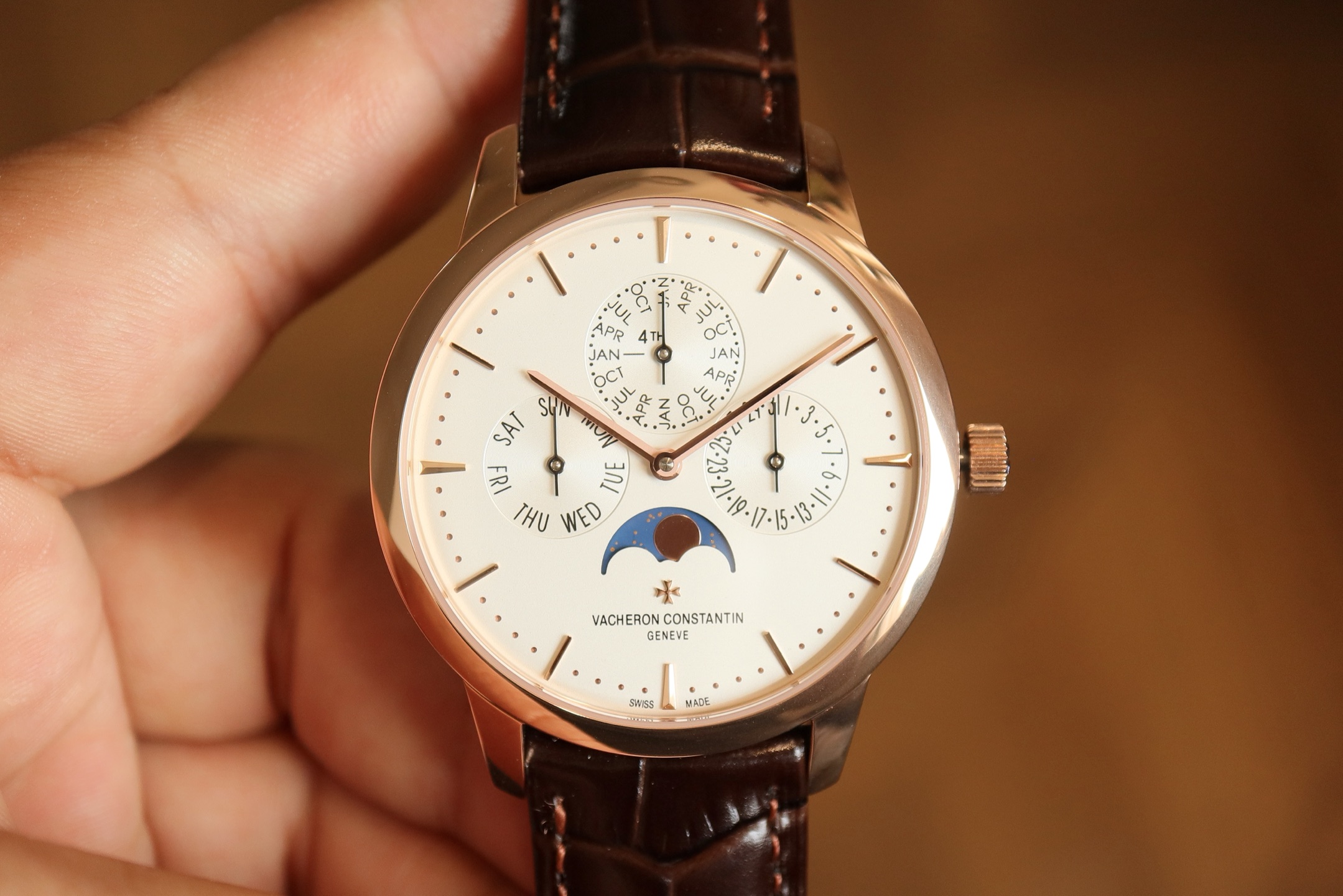 NO:821965,[The thinnest version of mx on the entire network] V2 revised version, thickness is only 9.1mm Vacheron Constantin Patrimony  Contemporaine Heritage Series Ultra-Thin Perpetual Calendar Watch [Model] 43175/O00R-9687/B519/B343/B [Case] The watch has a diameter of 41mm and a thickness of 9.0mm, the thinnest version on the Internet. [Dial] The watch follows the pure style of this series.  Purely simple style, with slim trapezoidal hour scales, stick-shaped hands, slightly arched arc dial design and 'bead-type' minute scale circle. (The 12 o'clock month function is the only one on the market that is consistent with the original product with 48 small grids, and is not other wrong versions on the market.) [Movement] Independently developed based on CITIZEN  QP self-winding one-piece movement # Vacheron Constantin # # exceptional #,,vacheron19860909【mx全网最薄版本】V2修正版,厚度仅为9.1mm 江诗丹顿Patrimony Contemporaine传承系列超薄万年历腕表【型号】43175/O00R-9687/B519/B343/B【表壳】腕表直径41mm,厚度9.0mm,全网最薄版本.【表盘】腕表沿袭了本系列一贯的纯粹简约风格,拥有纤巧的梯形小时刻度、棒形指针、微拱的弧形表盘设计和“珠粒式”分钟刻度圈.（12点位月份功能更是市场唯一与正品一致为48小格,非市场其他错误版本.）【机芯】以CITIZEN为基础自主研发 QP自动上链一体机芯 #江诗丹顿 ##卓尔不群#,,vacheron,Watch