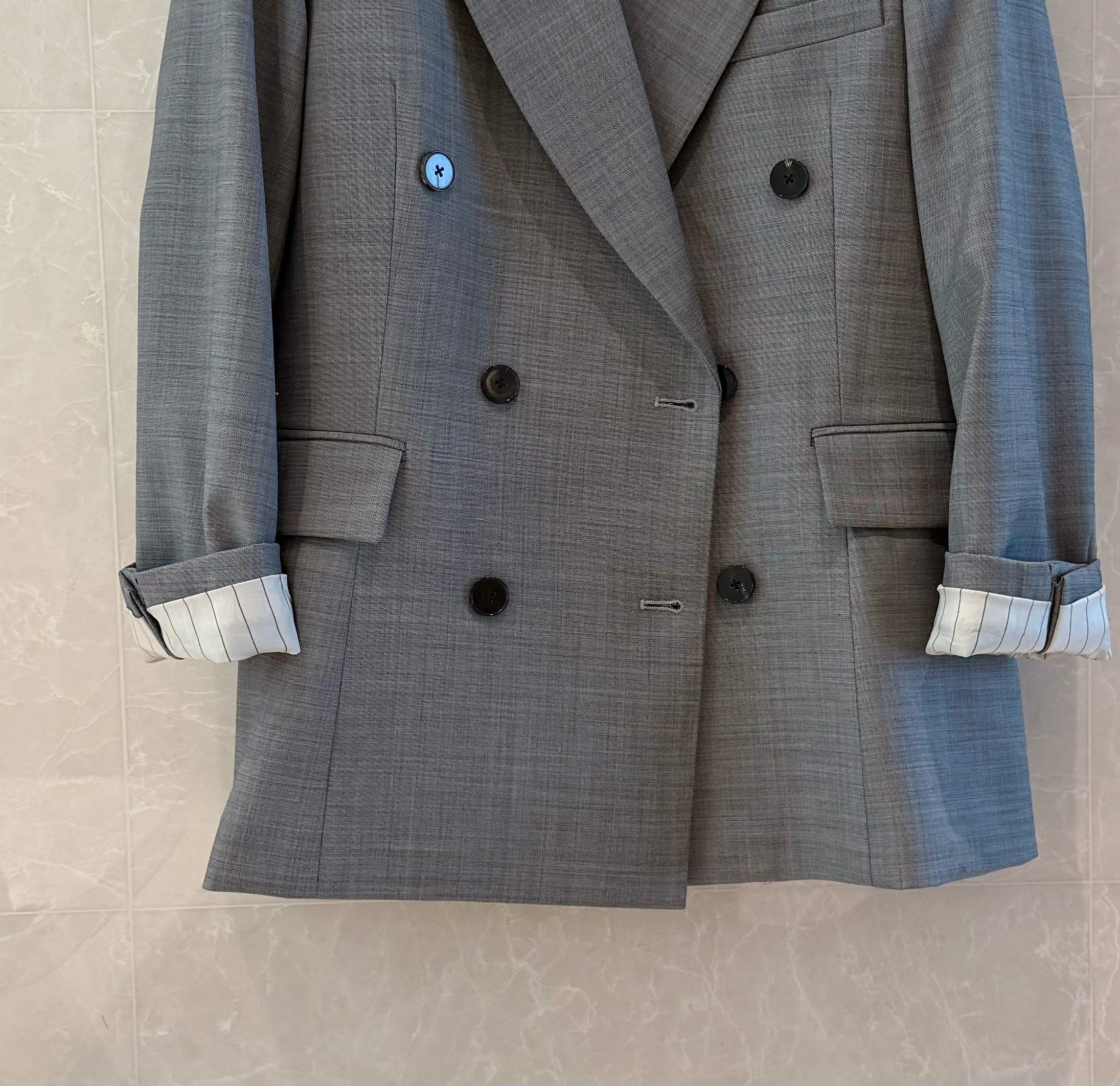 Elegant P Blazer: Classic Fit for Sophisticated Style in Gray and Black 6 a1739528013828 7417
