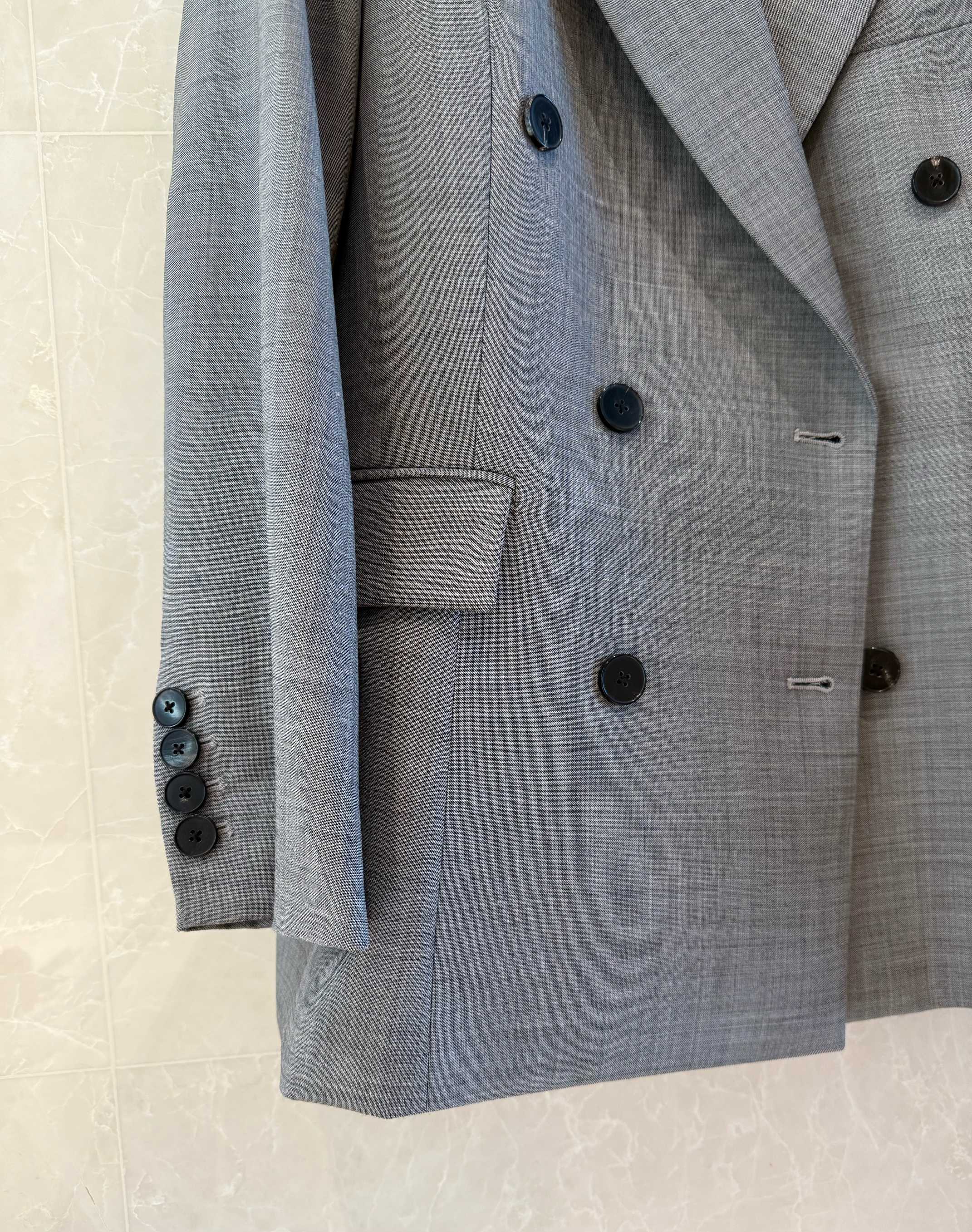 Elegant P Blazer: Classic Fit for Sophisticated Style in Gray and Black 7 a1739528014535 2211