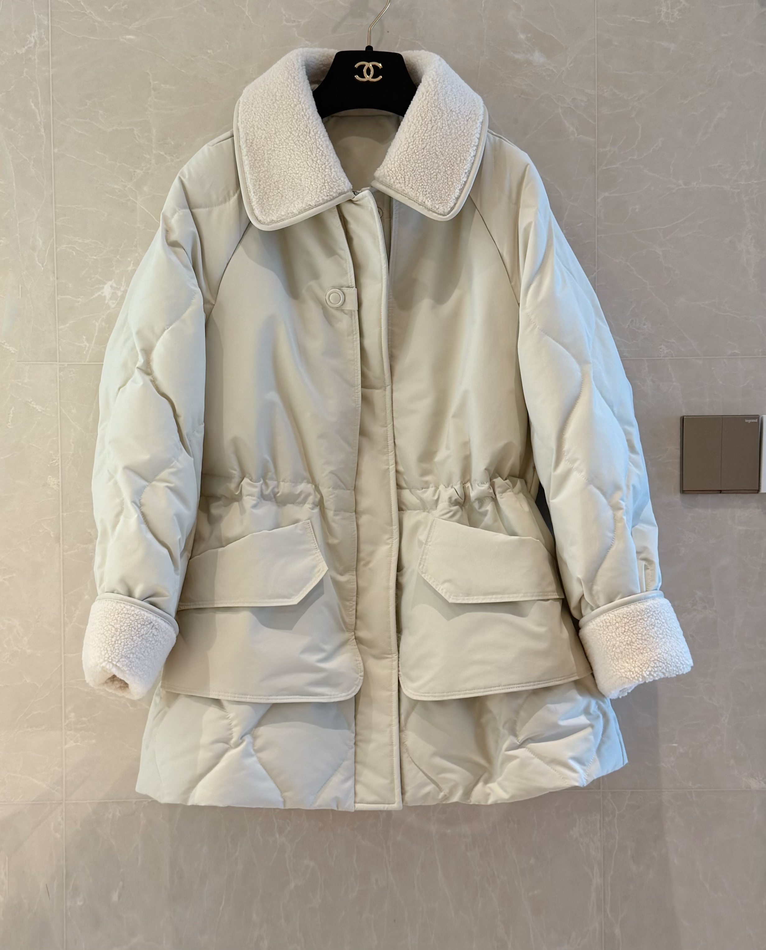 Elegant Quilted Down Jacket with Lamb Wool Collar – Warm & Stylish