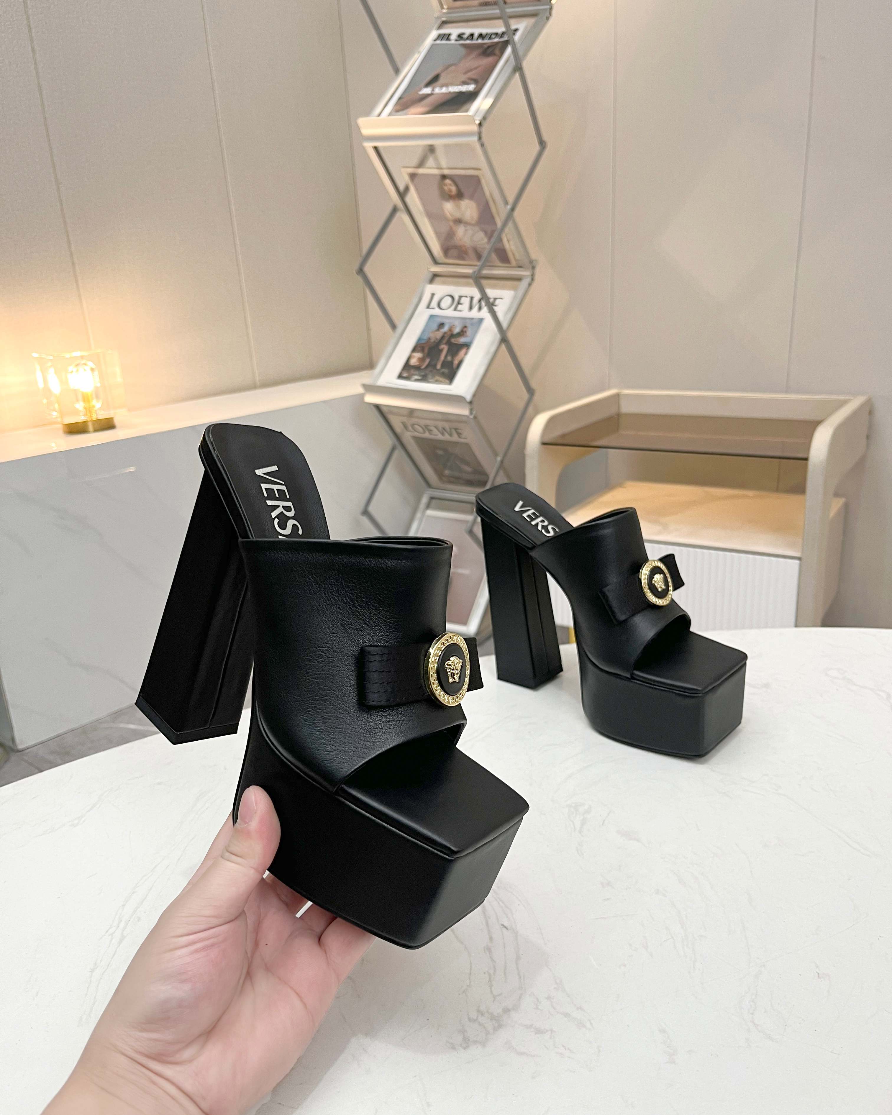 NO:231519,Versace's new high-heeled slippers, fabric cowhide, sheepskin lining, sheepskin footbed, rubber sole, heel height 14 cm, waterproof platform height 5 cm Size: 35-41 size, size 42 can be customized., high heels, versace, high heels, slippers, cowhide, sheepskin19860909范思哲新款高跟拖鞋,面料牛皮,羊皮内里,羊皮垫脚,橡胶底,跟高14厘米,防水台高5厘米 码数:35一41码,42码可定做.,高跟鞋,versace,high heels,slippers,cowhide,sheepskin,Women's Shoes