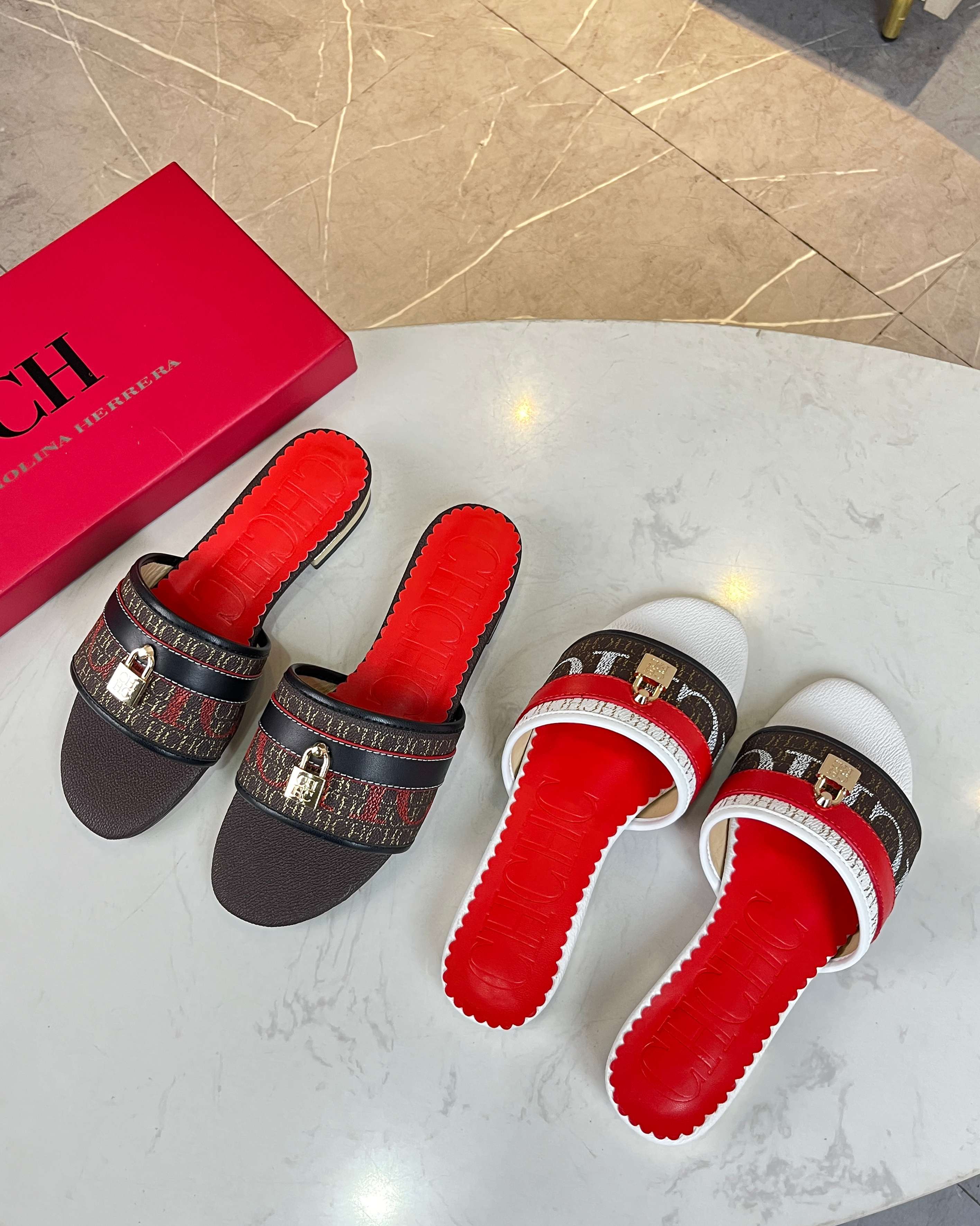 NO:613823,CH CaroLina.herrera Carolina's new summer flat slippers, super comfortable and not tiring on the feet. The fabric is made of high-quality special materials, sheepskin lining, rubber outsole, color coffee, white, size 35-43., slippers, slippers, sheepskin19860909CH CaroLina.herrera卡罗琳娜夏季新款平底拖鞋,上脚超舒适不累脚 . 面料采用优质特殊材料, 内里羊皮 ,橡胶大底 颜色咖色,白色 码数35-43码 .,拖鞋,slippers,sheepskin,Women's Shoes