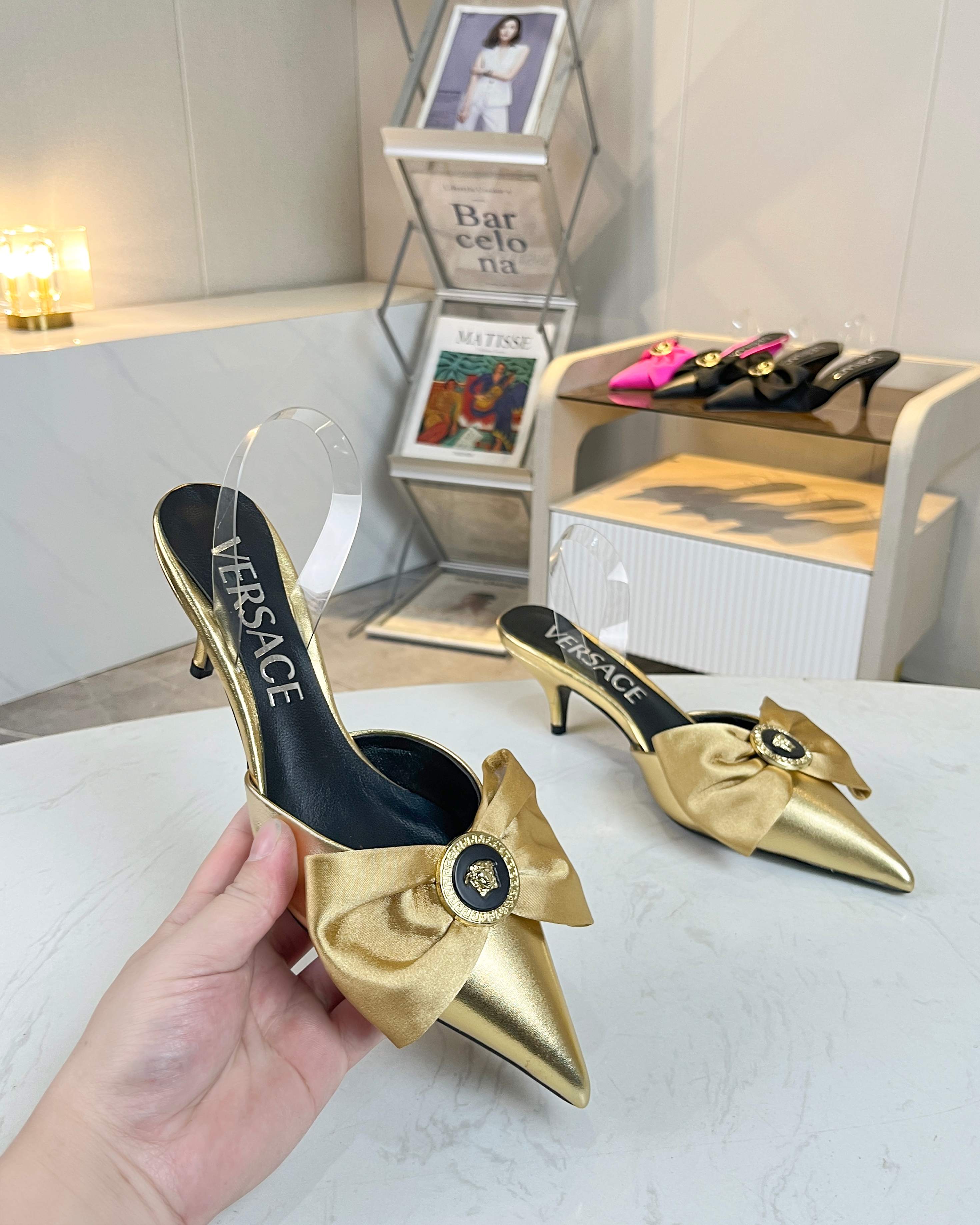 NO:415591,Versace new fashionable mid-heel lazy slippers. Fabric silk/cowhide, sheepskin lining, sheepskin footrest. Heel height 6cm color black silk, black cowhide, rose red silk, gold cowhide. Size 35-42, semi-torched high heels, versace, high heels, slippers, cowhide, sheepskin, real silk19860909范思哲新款时尚中跟懒人拖鞋. 面料真丝/牛皮,羊皮内里,羊皮垫脚. 跟高6cm 颜色黑色真丝,黑色牛皮,玫红色真丝,金色牛皮. 码数35-42码,半拖高跟鞋,versace,high heels,slippers,cowhide,sheepskin,real silk,Women's Shoes