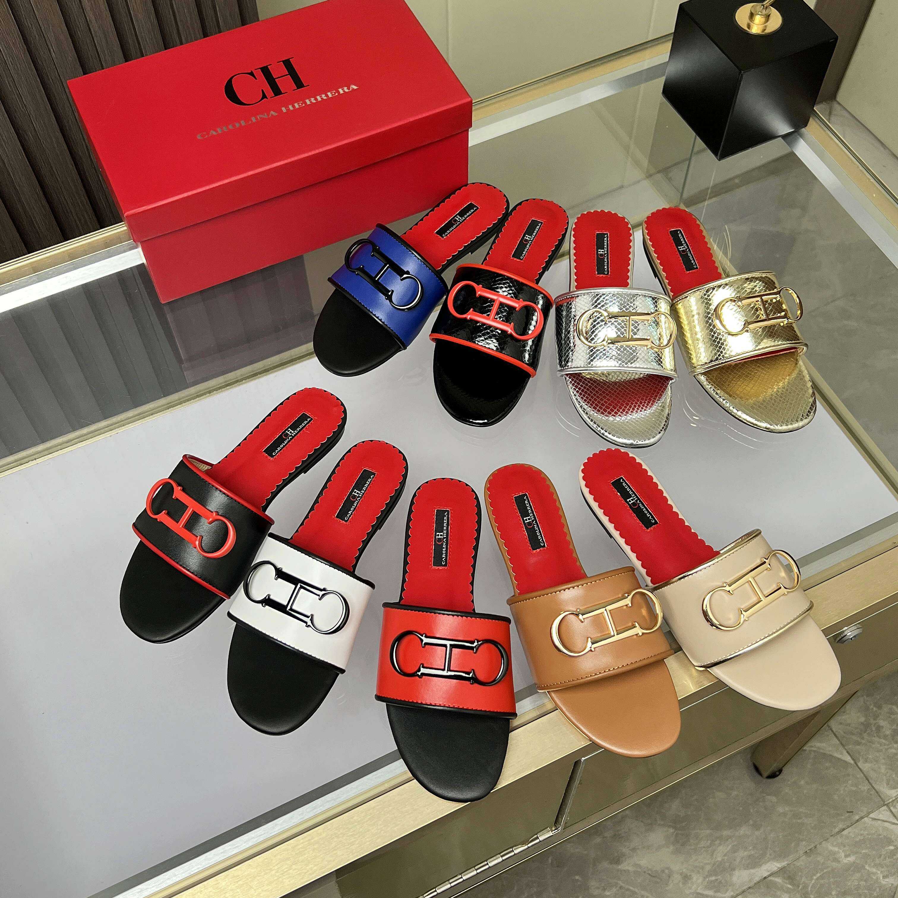 NO:262994,CH CaroLina.herrera Carolina new summer flat slippers, super comfortable and not tired. Fabric cowhide, inner sheepskin, rubber outsole. Color black, white, red, brown, apricot blue, black snake pattern, silver snake pattern, gold snake pattern. Size 35-43 sizes, slippers, slippers, cowhide, sheepskin19860909CH CaroLina.herrera卡罗琳娜夏季新款平底拖鞋,上脚超舒适不累脚 . 面料牛皮, 内里羊皮 ,橡胶大底 颜色黑色,白色,红色,棕色,杏色蓝色,黑色蛇纹,银色蛇纹,金色蛇纹. 码数35-43码,拖鞋,slippers,cowhide,sheepskin,Women's Shoes