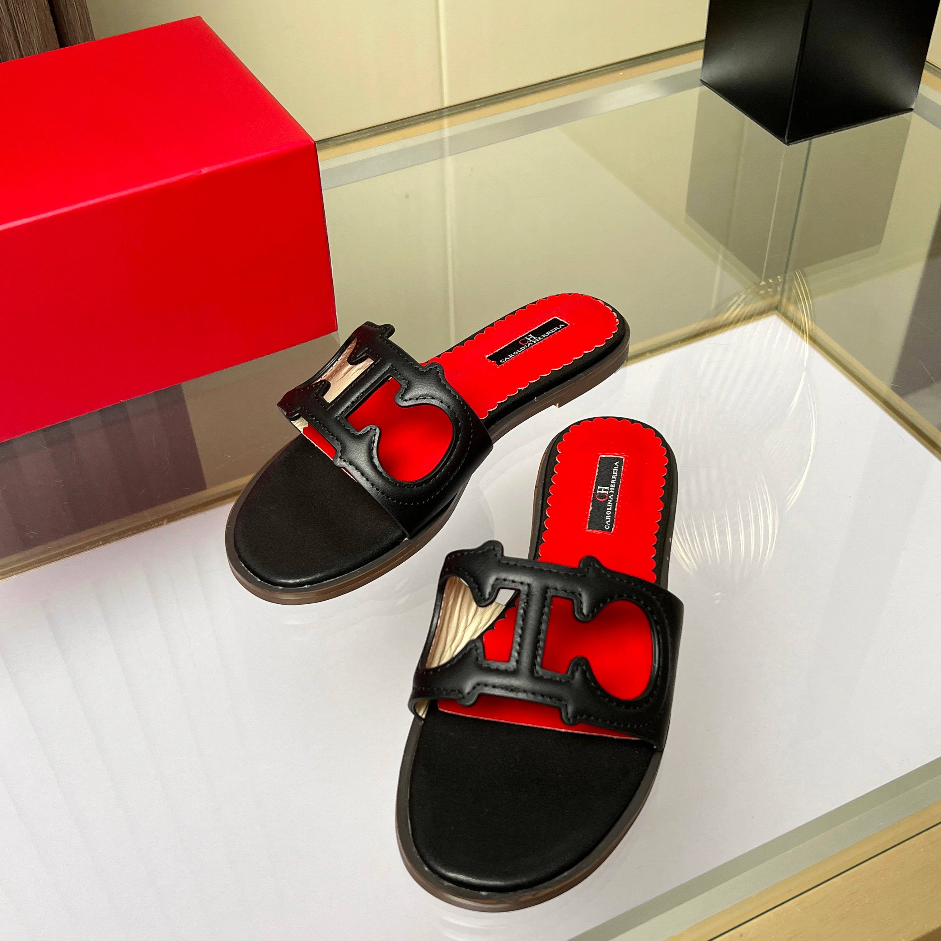 NO:613827,CH CaroLina.herrera Carolina's new summer flat slippers, super comfortable and not tiring on the feet. Made of cowhide, sheepskin lining, rubber outsole. Color green, brown, off-white, black, blue, red. Size 35-42., slippers, slippers, cowhide, sheepskin19860909CH CaroLina.herrera卡罗琳娜夏季新款平底拖鞋,上脚超舒适不累脚 . 面料牛皮, 内里羊皮 ,橡胶大底 颜色绿色,棕色,米白色,黑色,蓝色,红色. 码数35-42码 .,拖鞋,slippers,cowhide,sheepskin,Women's Shoes
