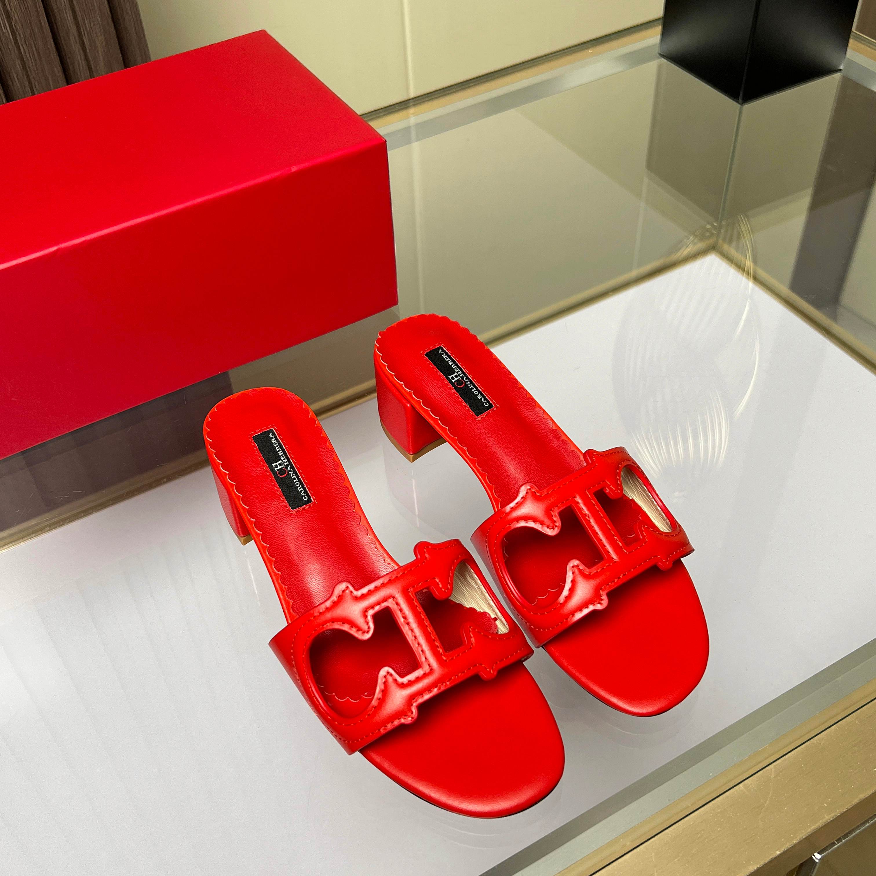 NO:613831,CH CaroLina.herrera Carolina's new summer low-soled slippers, casual, fashionable and comfortable. Material cowhide, sheepskin lining, rubber outsole, heel height 3 cm. Color green, brown, off-white, black, blue, red. Size 35-42., slippers, slippers, cowhide, sheepskin19860909CH CaroLina.herrera卡罗琳娜夏季新款矮底拖鞋,休闲时尚舒适 . 面料牛皮, 内里羊皮 ,橡胶大底,跟高3公分 颜色绿色,棕色,米白色,黑色,蓝色,红色. 码数35-42码 .,拖鞋,slippers,cowhide,sheepskin,Women's Shoes